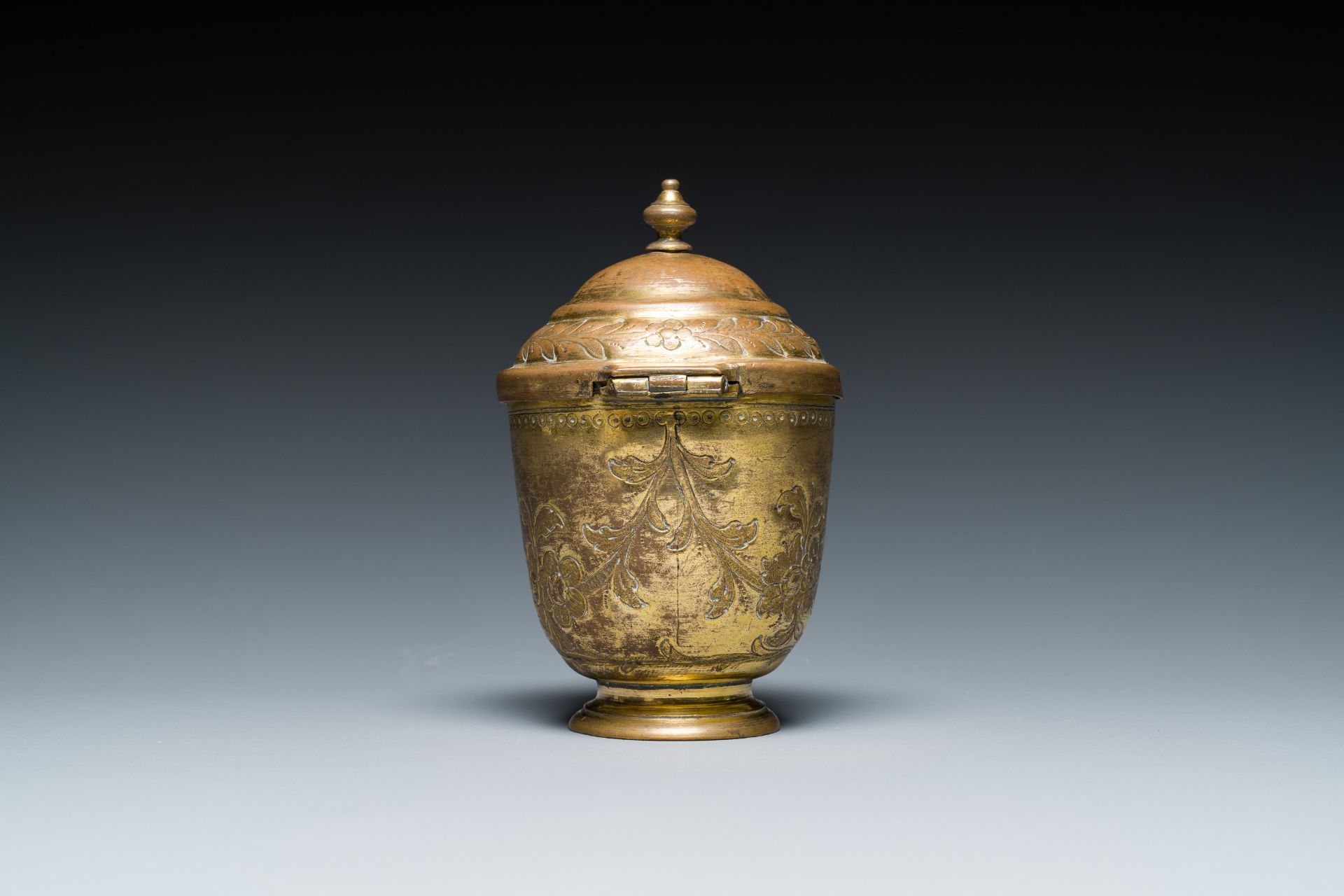 A gilt copper bowl and cover, 'tombak', Turkey, 18th C. - Bild 4 aus 9