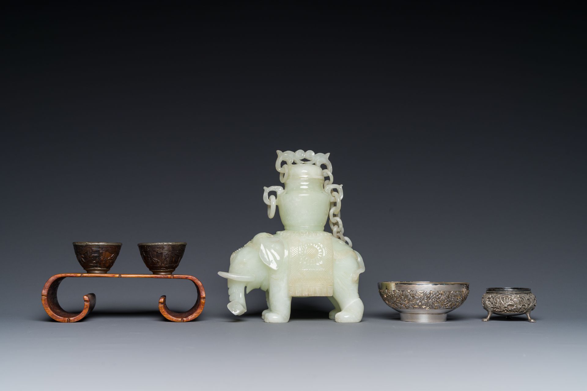 A group of six various Chinese objects, including jade and silver, 19/20th C. - Bild 4 aus 7