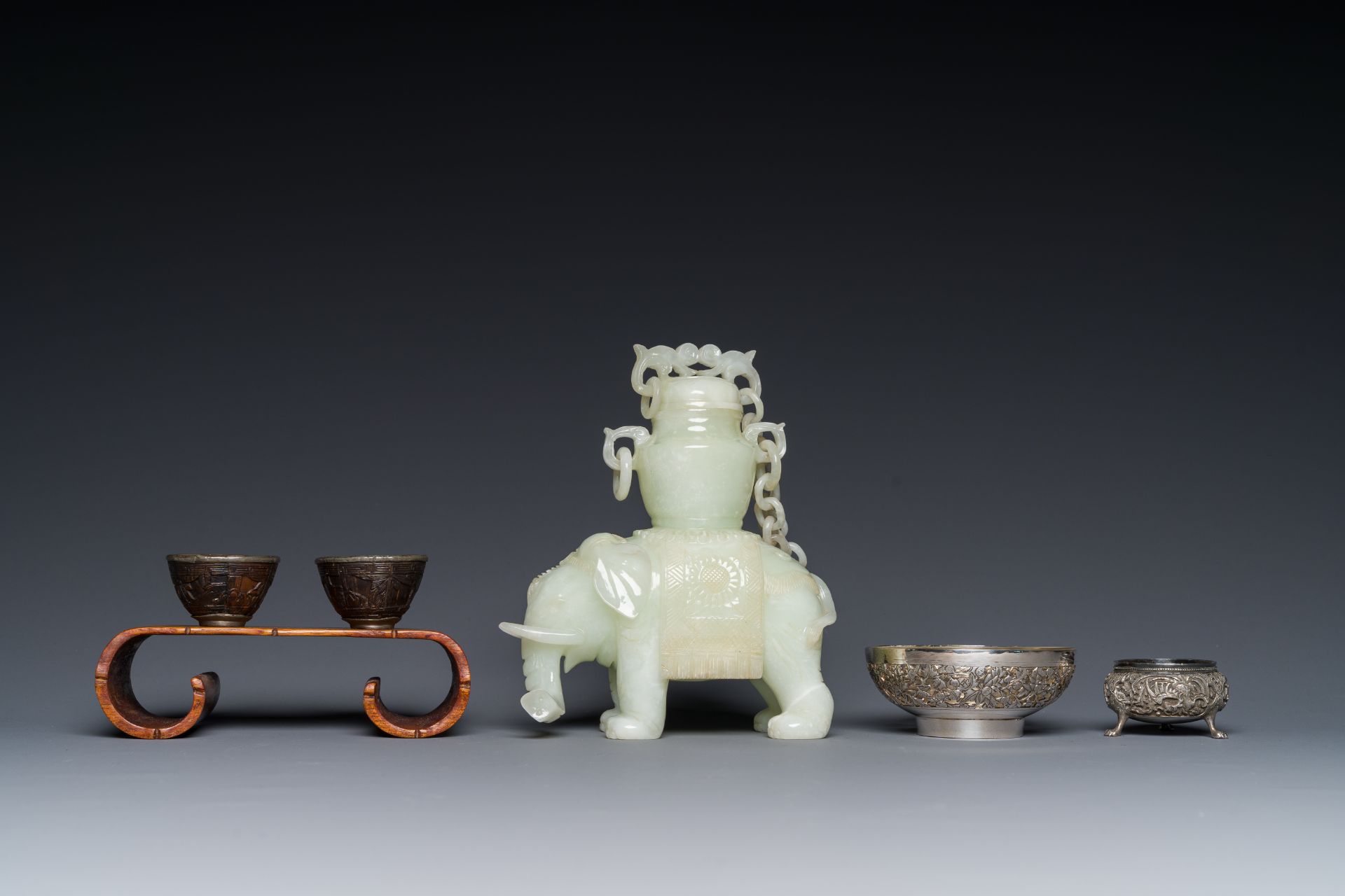 A group of six various Chinese objects, including jade and silver, 19/20th C. - Image 4 of 7