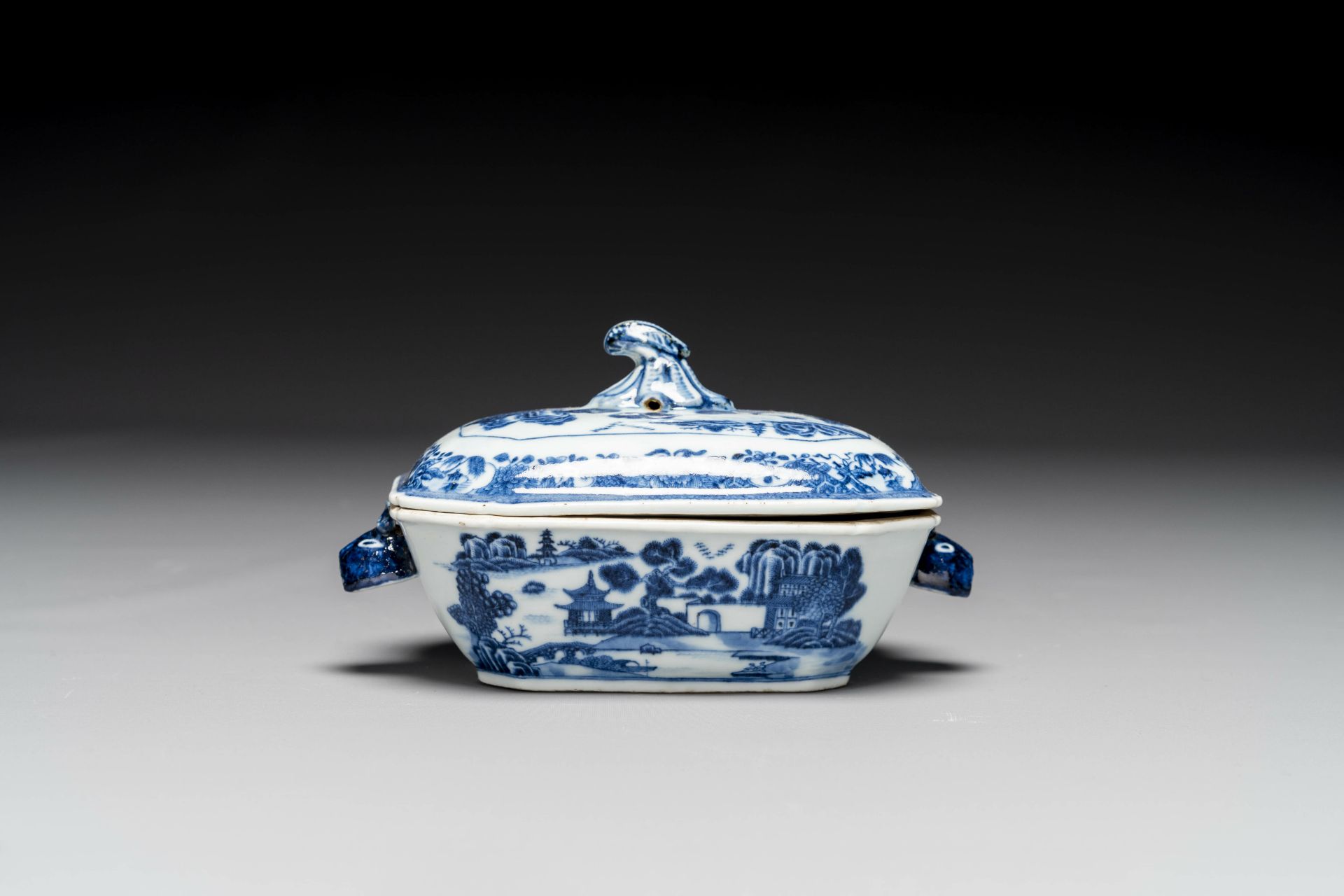 A group of six pieces of Chinese blue and white porcelain, 18/19th century - Image 13 of 17