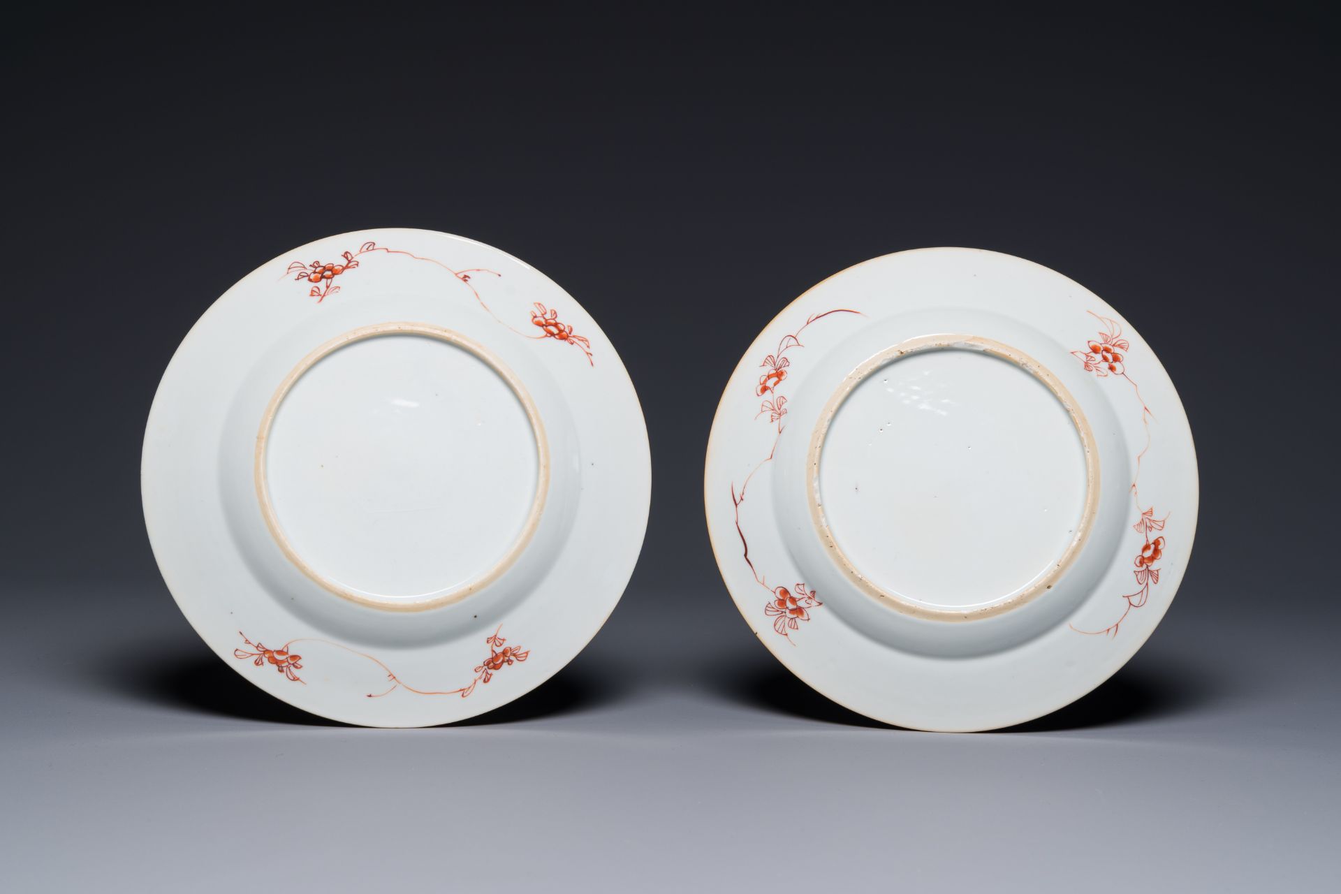 A pair of Chinese Imari-style 'Xi Xiang Ji' plates, Kangxi - Bild 2 aus 2