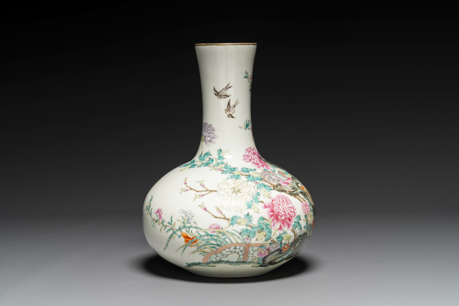 A Chinese famille rose bottle vase with birds among blossom branches, Qianlong mark, Republic - Bild 3 aus 6