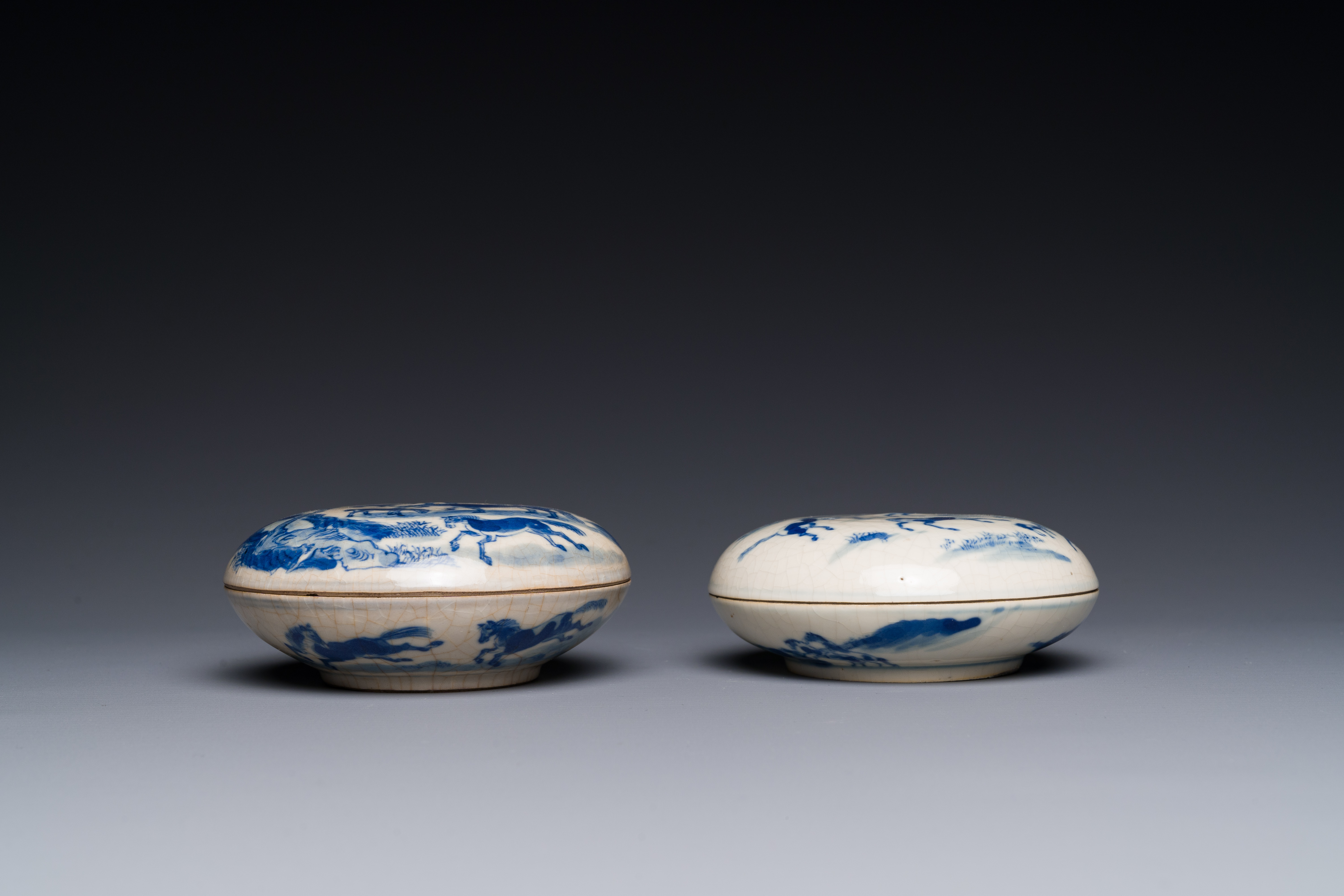 Two Chinese blue and white seal paste boxes and covers, Kangxi and artemisia leaf mark, 19th C. - Image 3 of 4