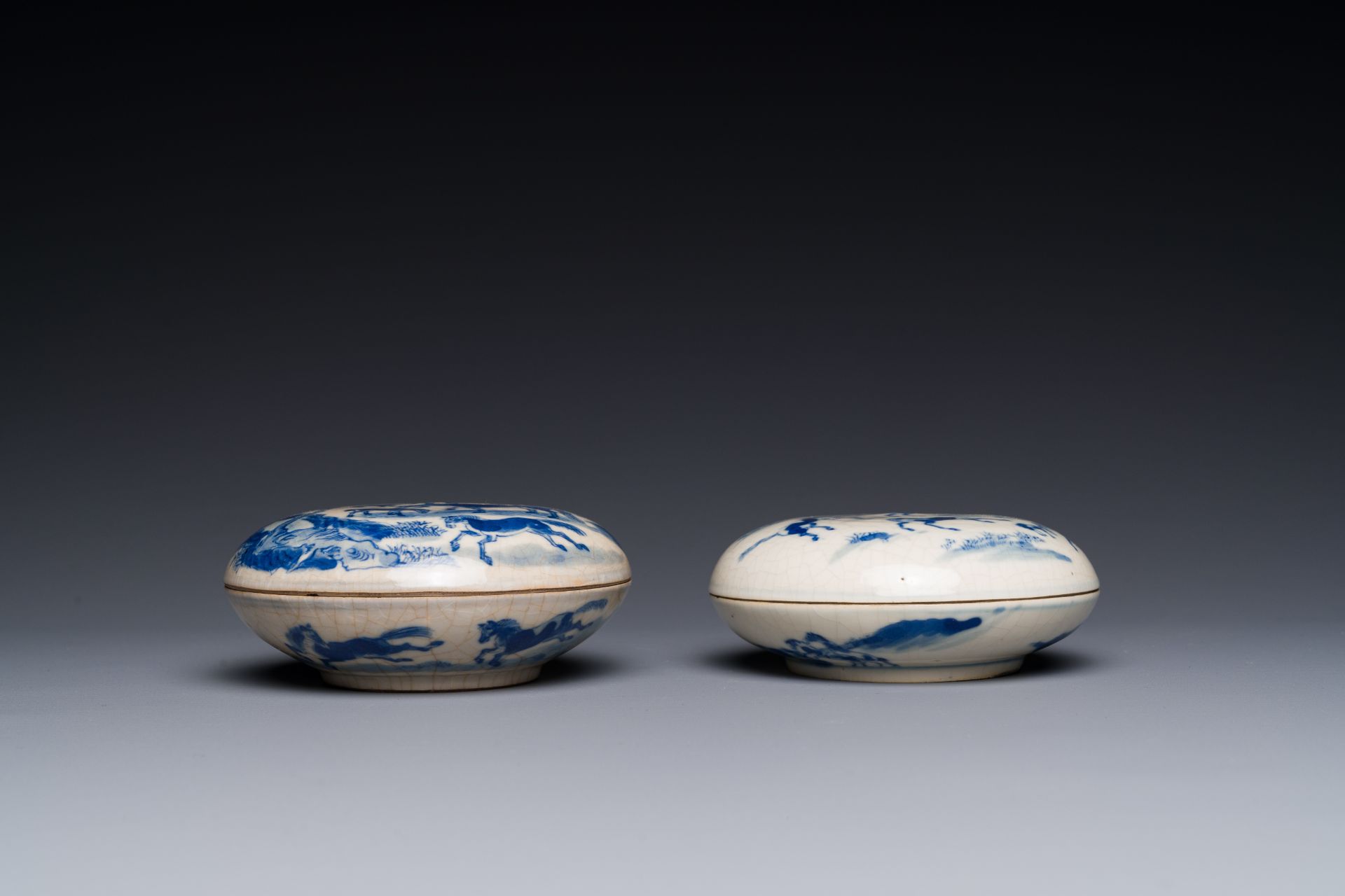 Two Chinese blue and white seal paste boxes and covers, Kangxi and artemisia leaf mark, 19th C. - Bild 3 aus 4