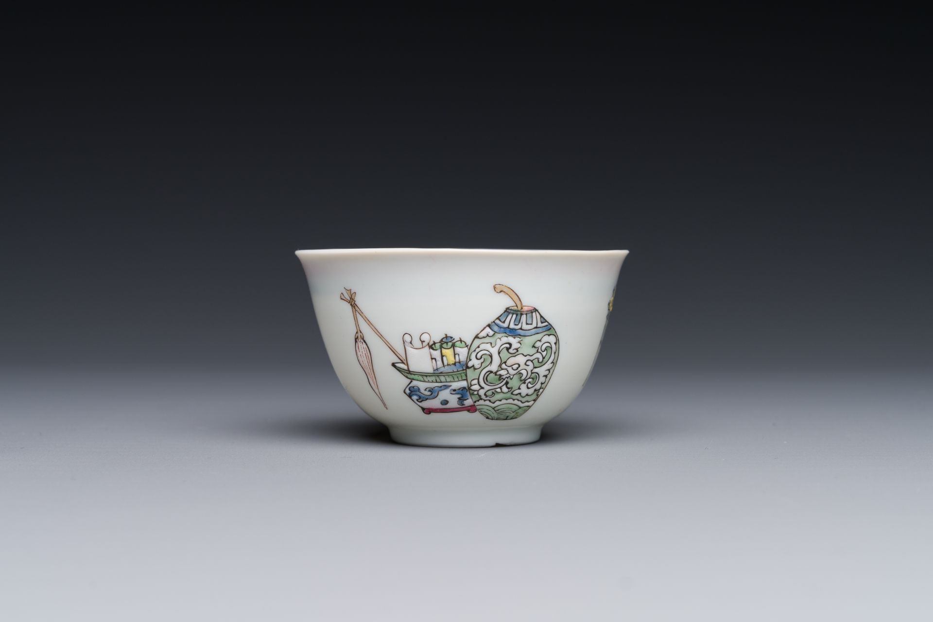 A Chinese famille rose cup and saucer with a court lady and a boy, Yongzheng - Bild 5 aus 6