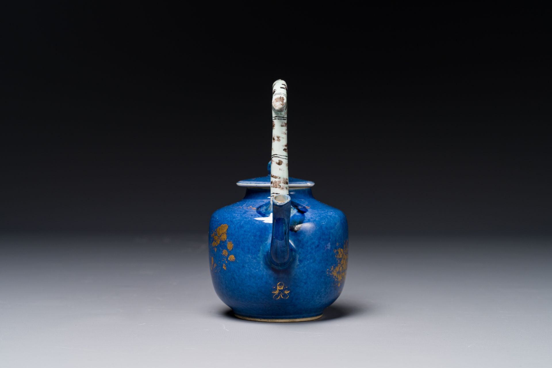 A Chinese gilt-decorated powder-blue teapot and cover with a faux-bamboo handle, Kangxi - Bild 4 aus 5