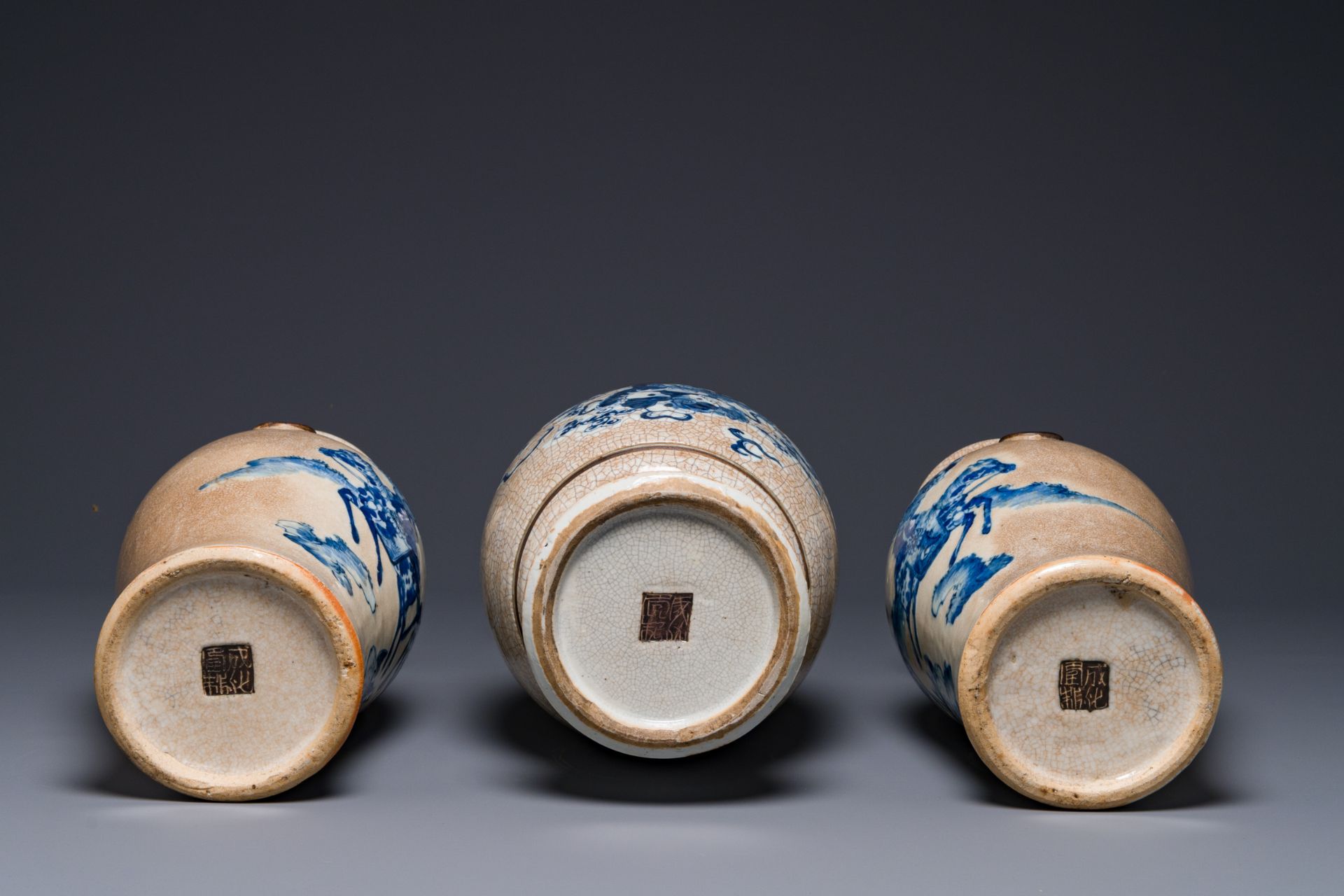 Three Chinese blue and white Nanking crackle-glazed vases, Chenghua mark, 19th C. - Bild 4 aus 4