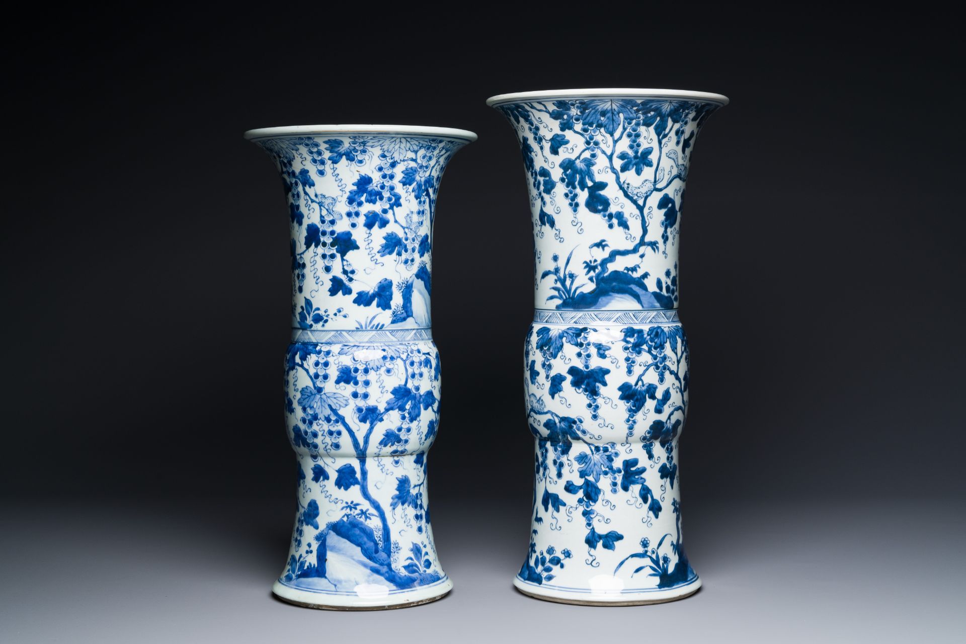 Two Chinese blue and white 'gu' vases with squirrels among grape vines, Kangxi - Bild 5 aus 7