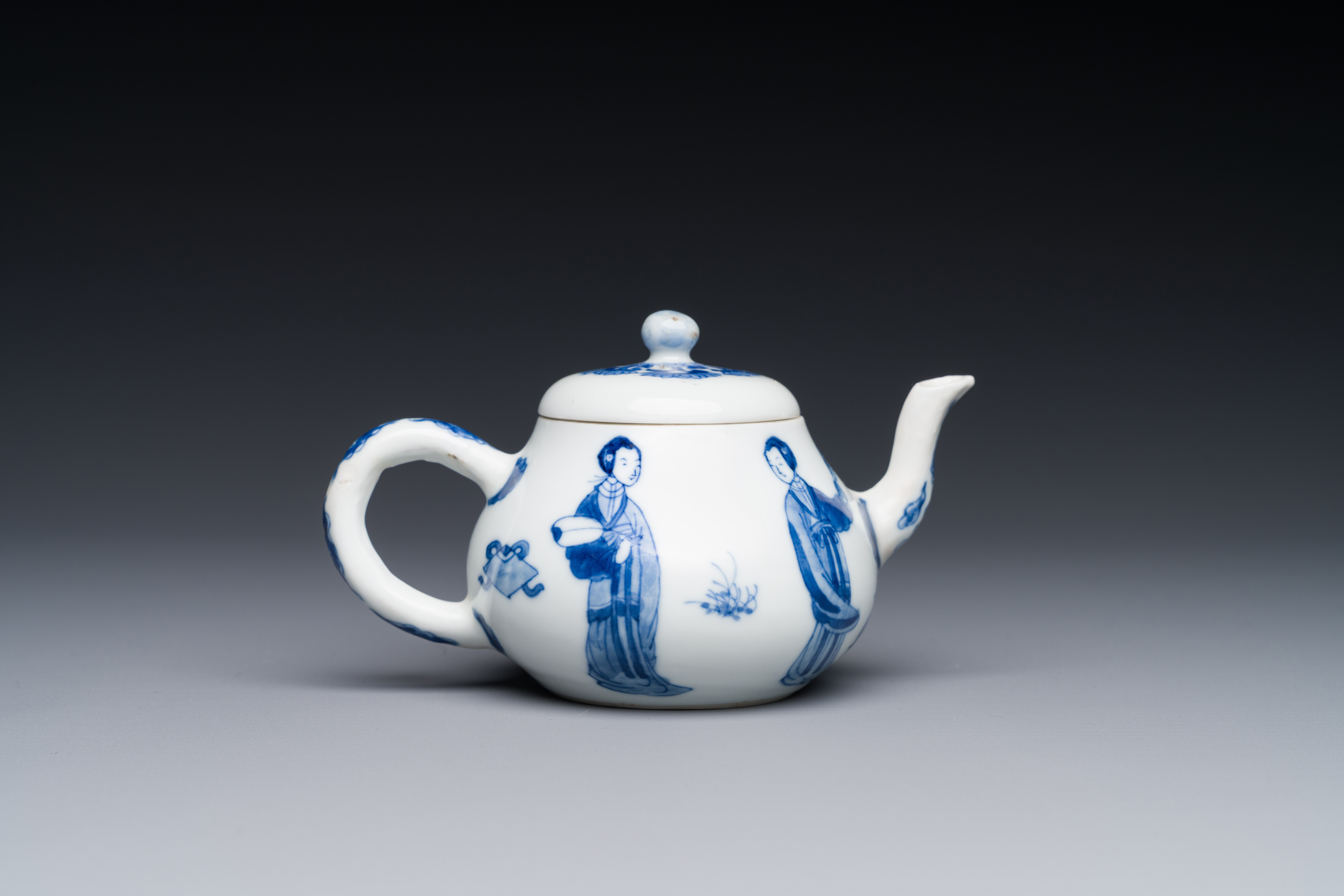 A Chinese blue and white 'Long Eliza' teapot and cover, Chenghua mark, Kangxi - Image 4 of 5