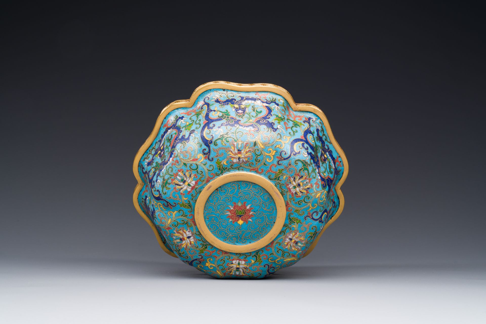 A Chinese flower-shaped cloisonne 'dragon' bowl, Qianlong - Bild 8 aus 8
