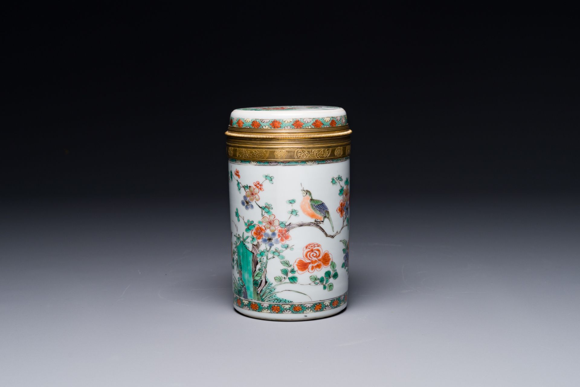 A Chinese famille verte cylindrical box and cover with gilt bronze mount, Kangxi - Image 2 of 4