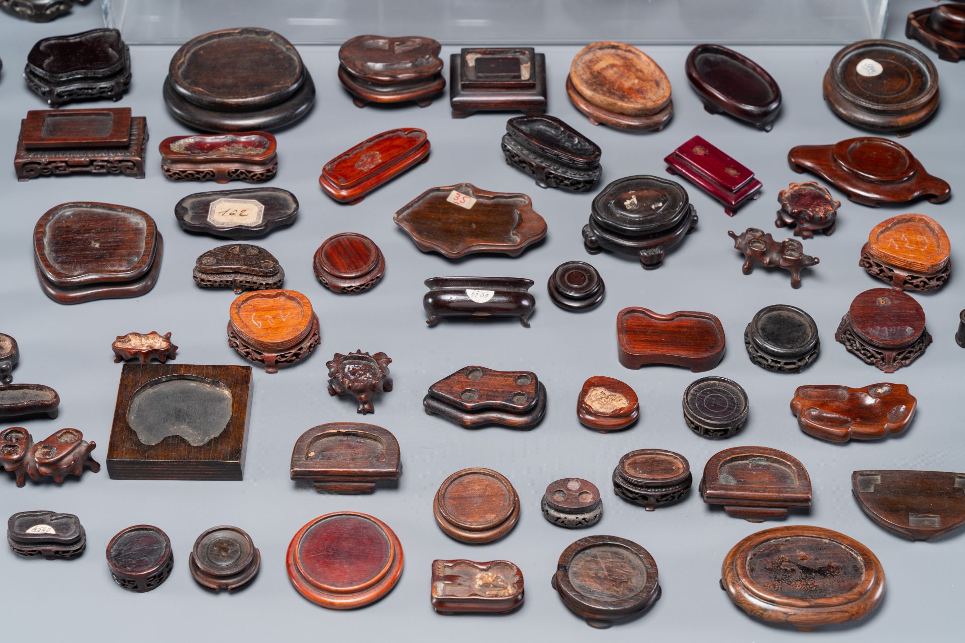 An extensive collection of 137 varied Chinese small wooden stands, 19/20th C. - Bild 4 aus 12