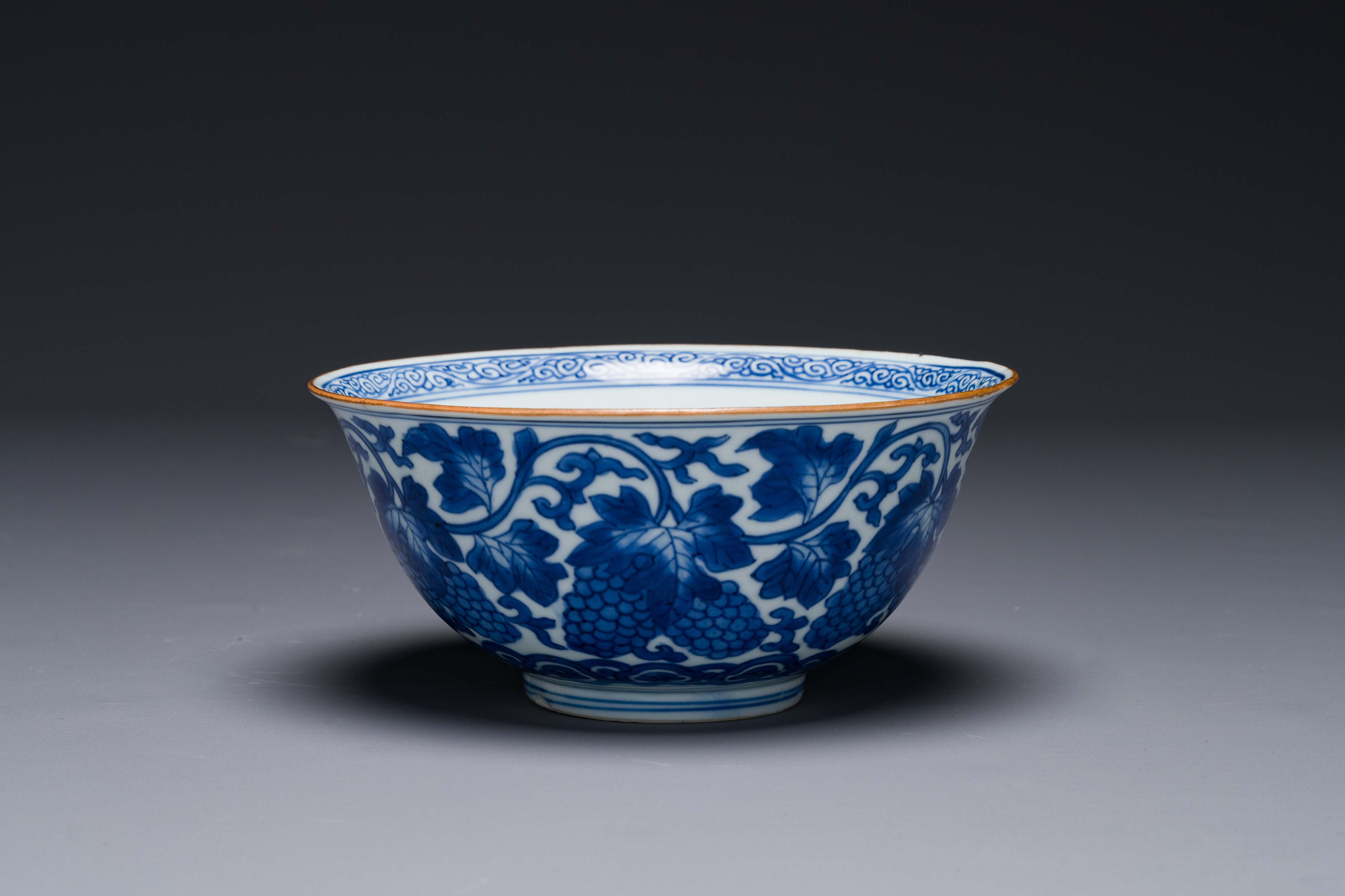 A Chinese blue and white 'grape' bowl, Jiajing mark, Shunzhi/Kangxi - Image 2 of 6