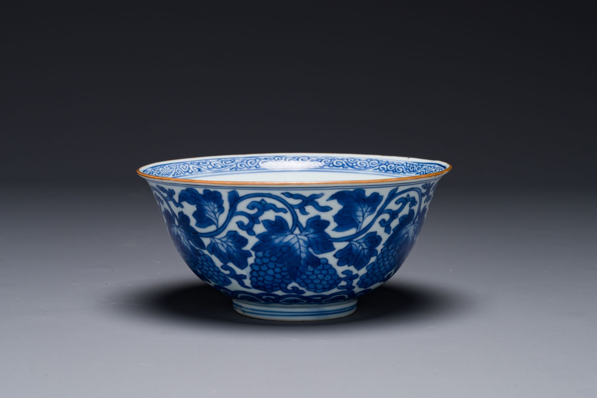 A Chinese blue and white 'grape' bowl, Jiajing mark, Shunzhi/Kangxi - Bild 2 aus 6