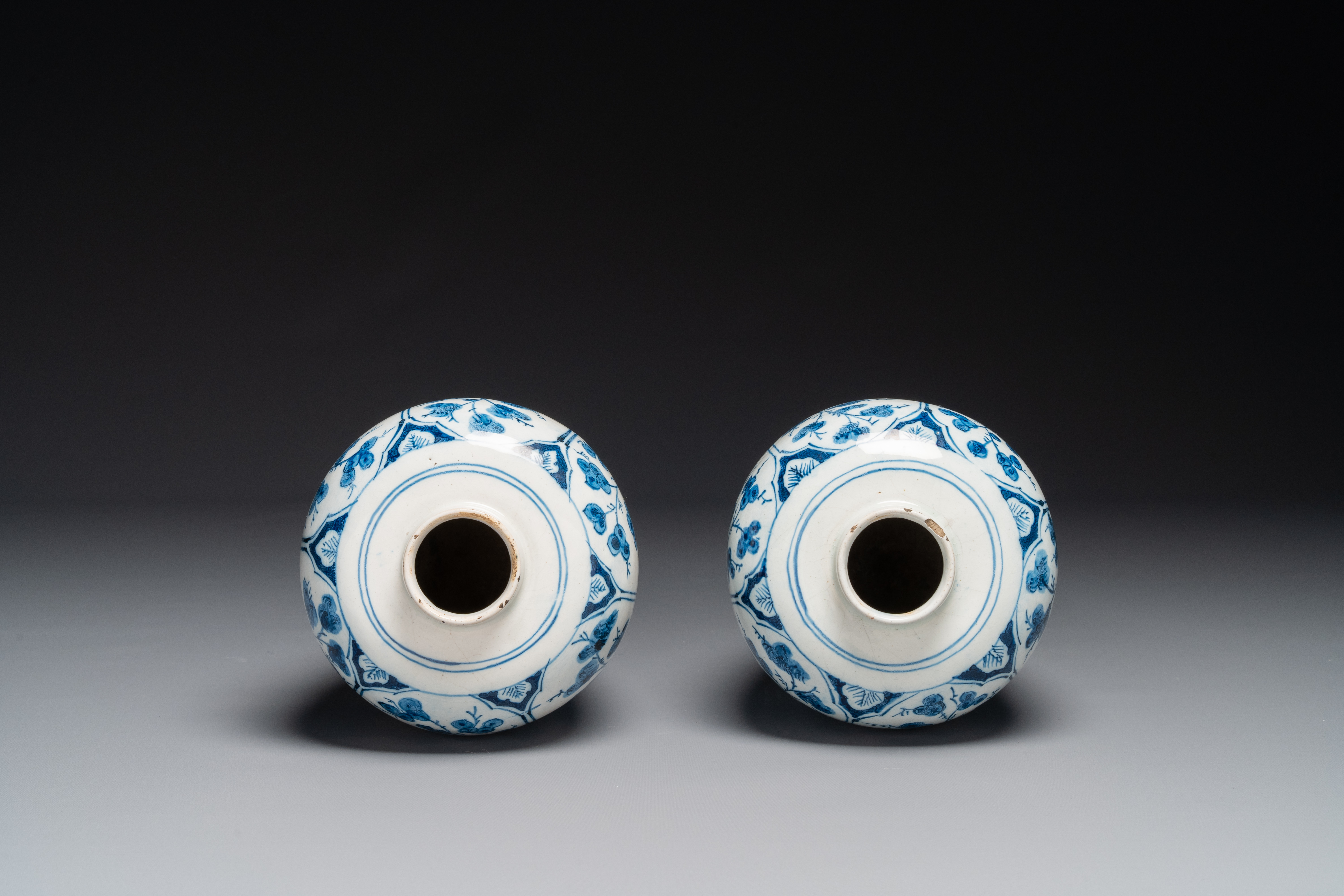 A pair of Dutch Delft blue and white chinoiserie vases with wooden coverd, 18th C. - Image 10 of 13