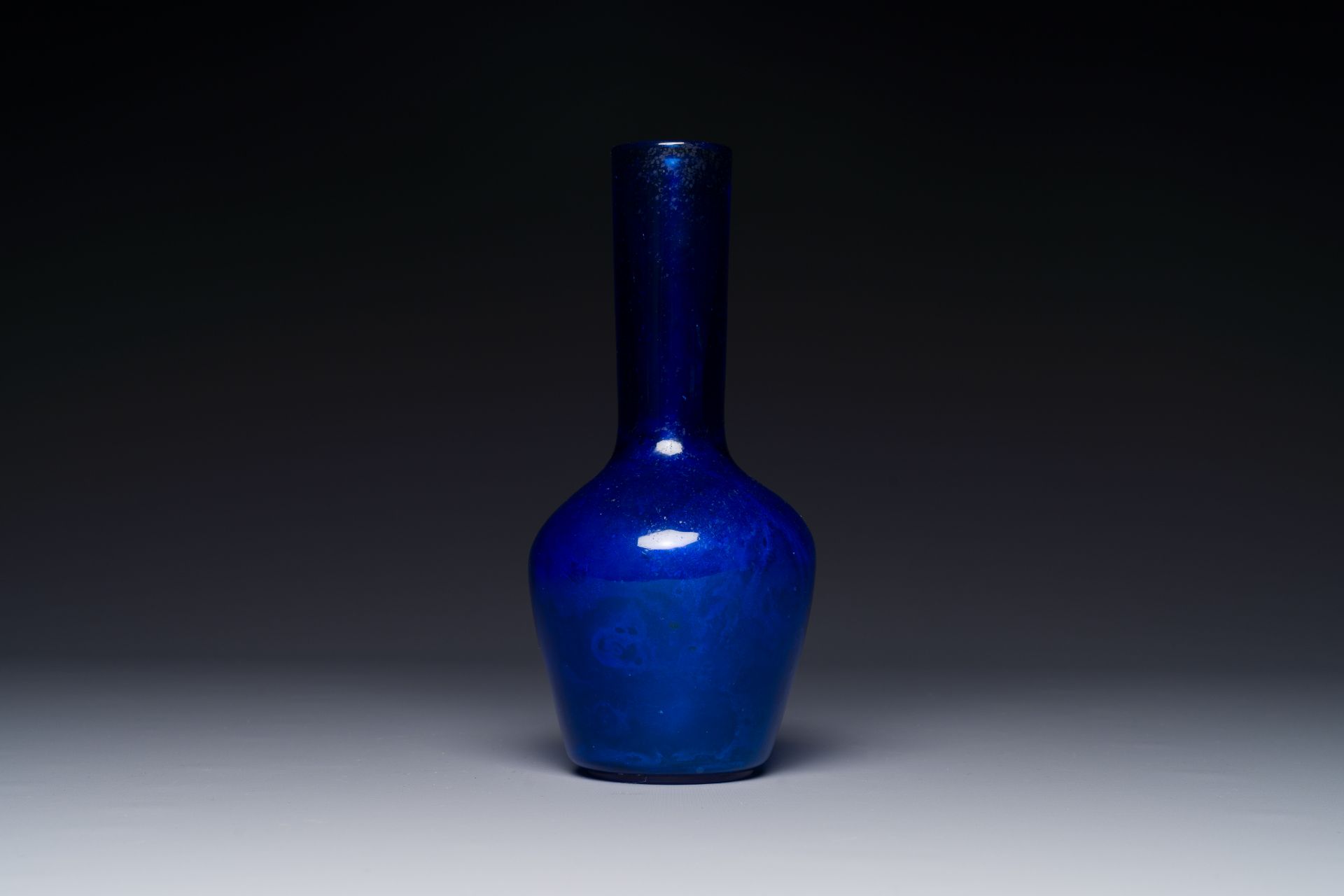 A Chinese blue Peking glass bottle vase, Qianlong mark and possibly of the period - Bild 2 aus 3