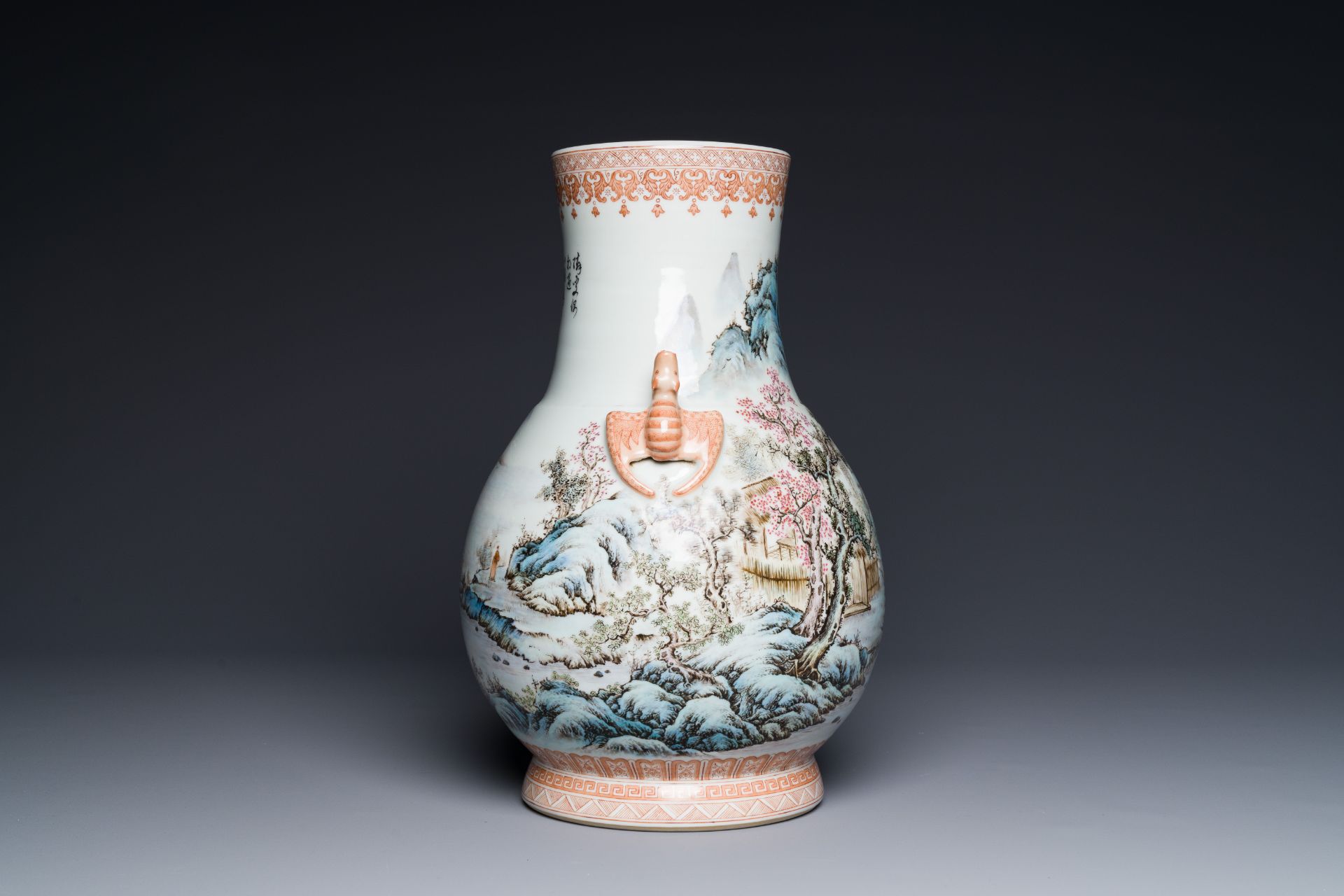 A Chinese famille rose 'hu' vase with mountainous landscape, signed Wang Xiaoting æ±ªå°äº­, dated 1 - Bild 4 aus 6