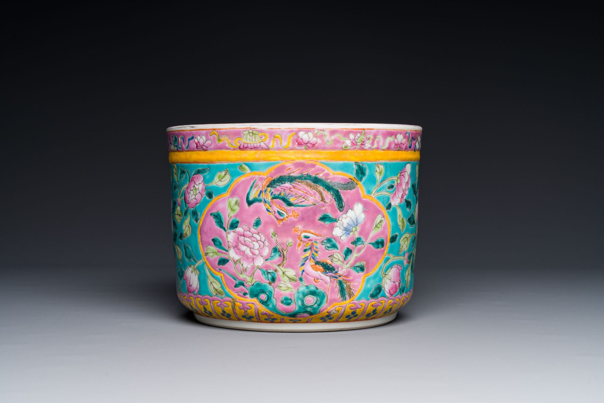 A Chinese famille rose jardiniere for the Straits or Peranakan market, 19th C. - Bild 3 aus 4