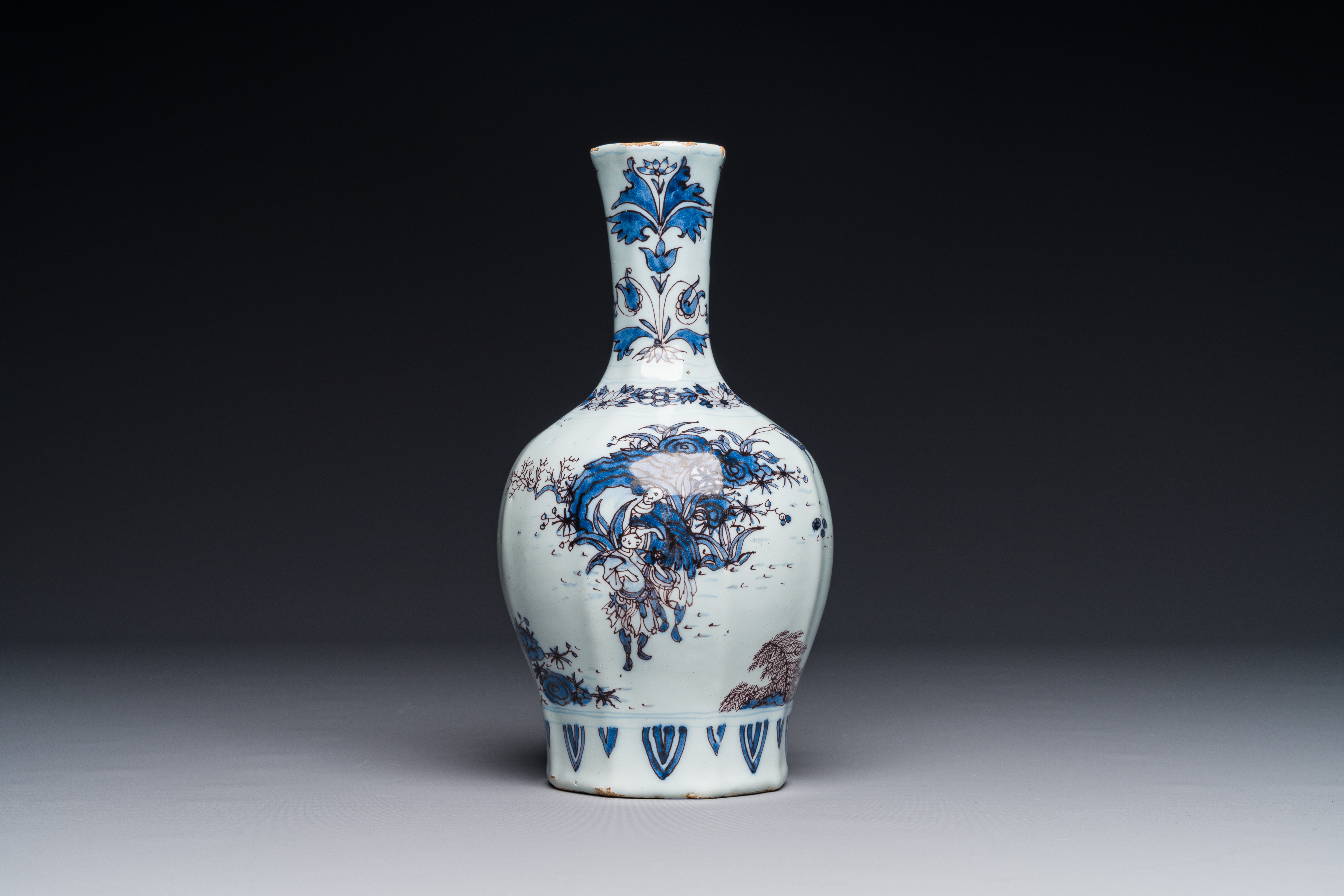 A fine Dutch Delft blue, white and manganese chinoiserie bottle vase, late 17th C. - Image 3 of 7