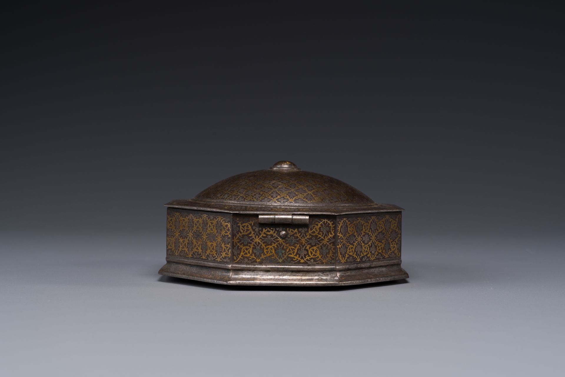 A Iranian octagonal parcel-gilt and silver inlaid box, 18/19th C. - Image 4 of 6