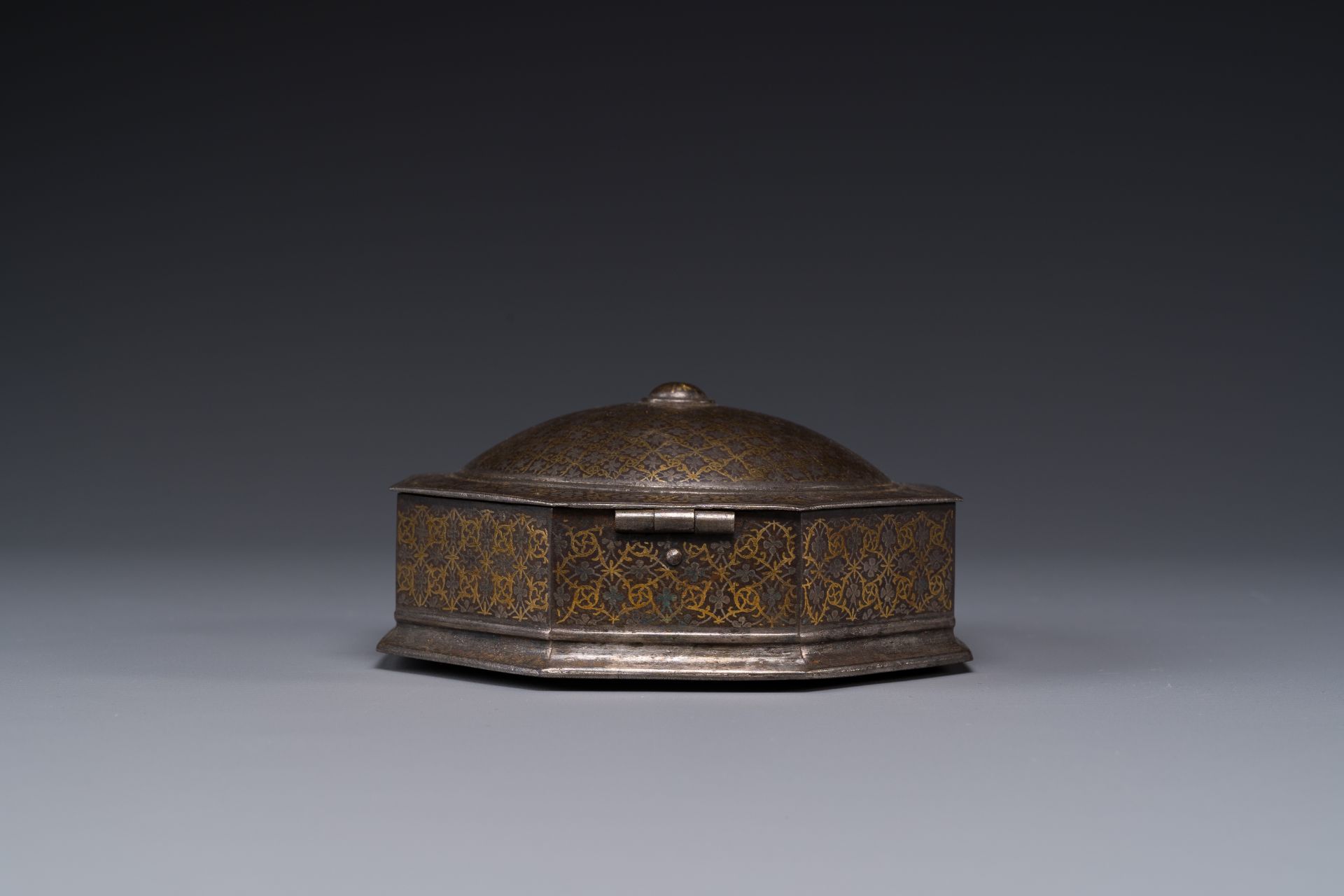 A Iranian octagonal parcel-gilt and silver inlaid box, 18/19th C. - Bild 4 aus 6