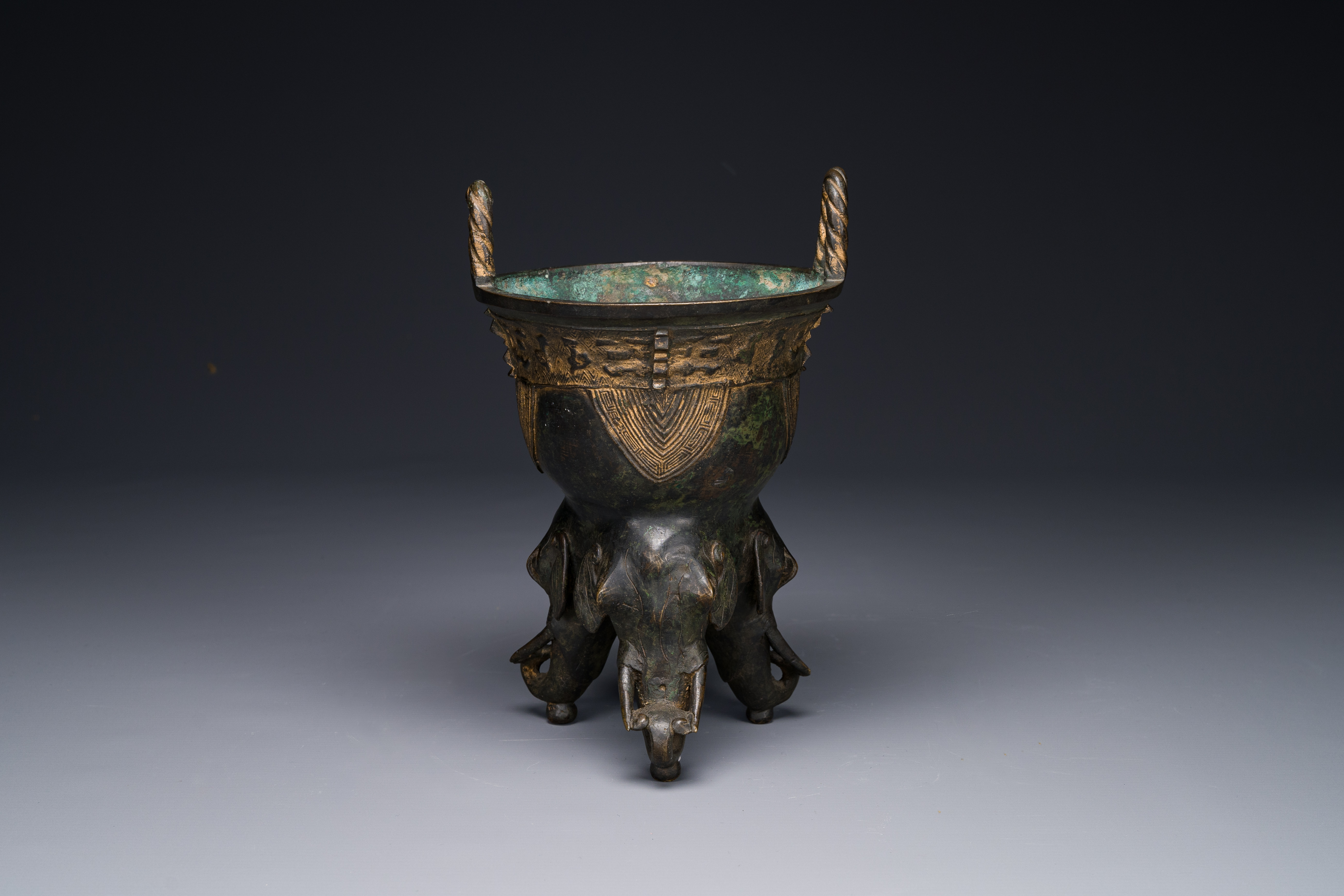 A Chinese archaistic Western Zhou-style bronze ritual food vessel, 'yan', Ming - Image 2 of 12