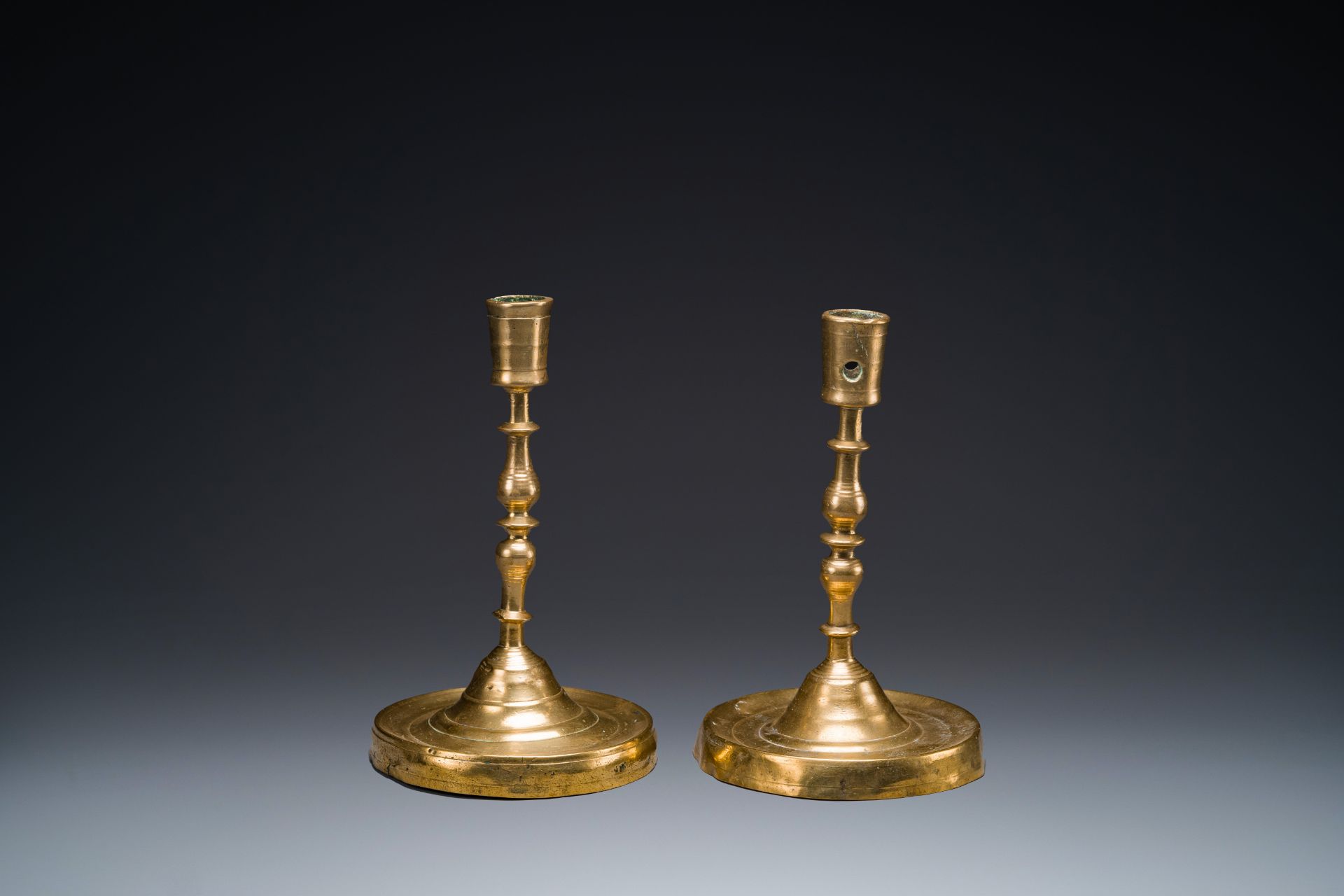 A pair of Flemish or Dutch knotted bronze candlesticks, 16th C. - Image 2 of 8