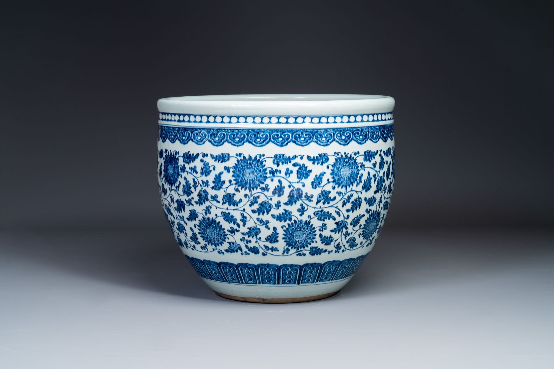 A large Chinese blue and white 'peony scroll' fish bowl, Qianlong/Jiaqing - Bild 3 aus 5