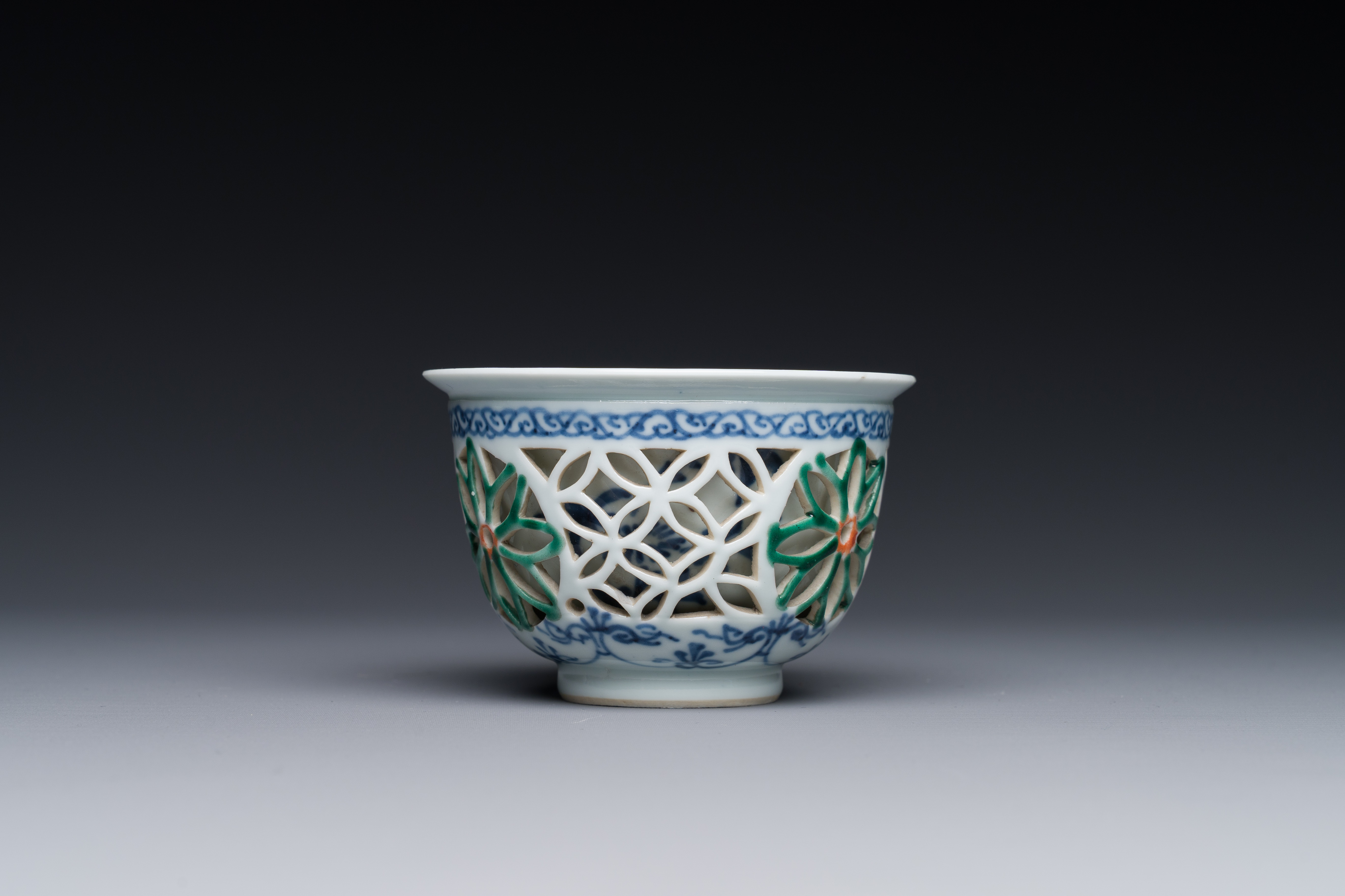 A rare Chinese reticulated double-walled famille verte cup, Kangxi - Image 3 of 5