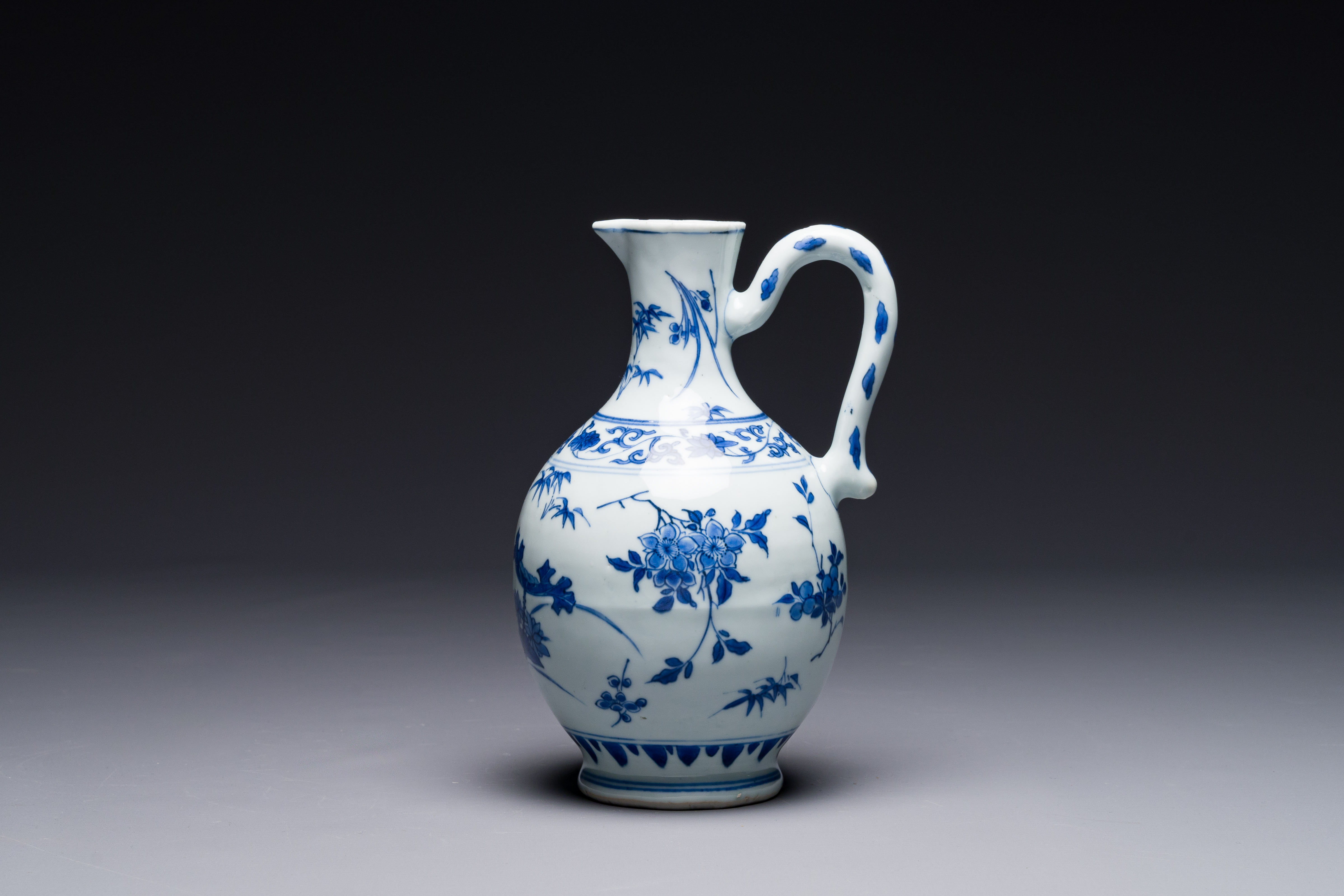 A Chinese blue and white ewer with floral design, Transitional period