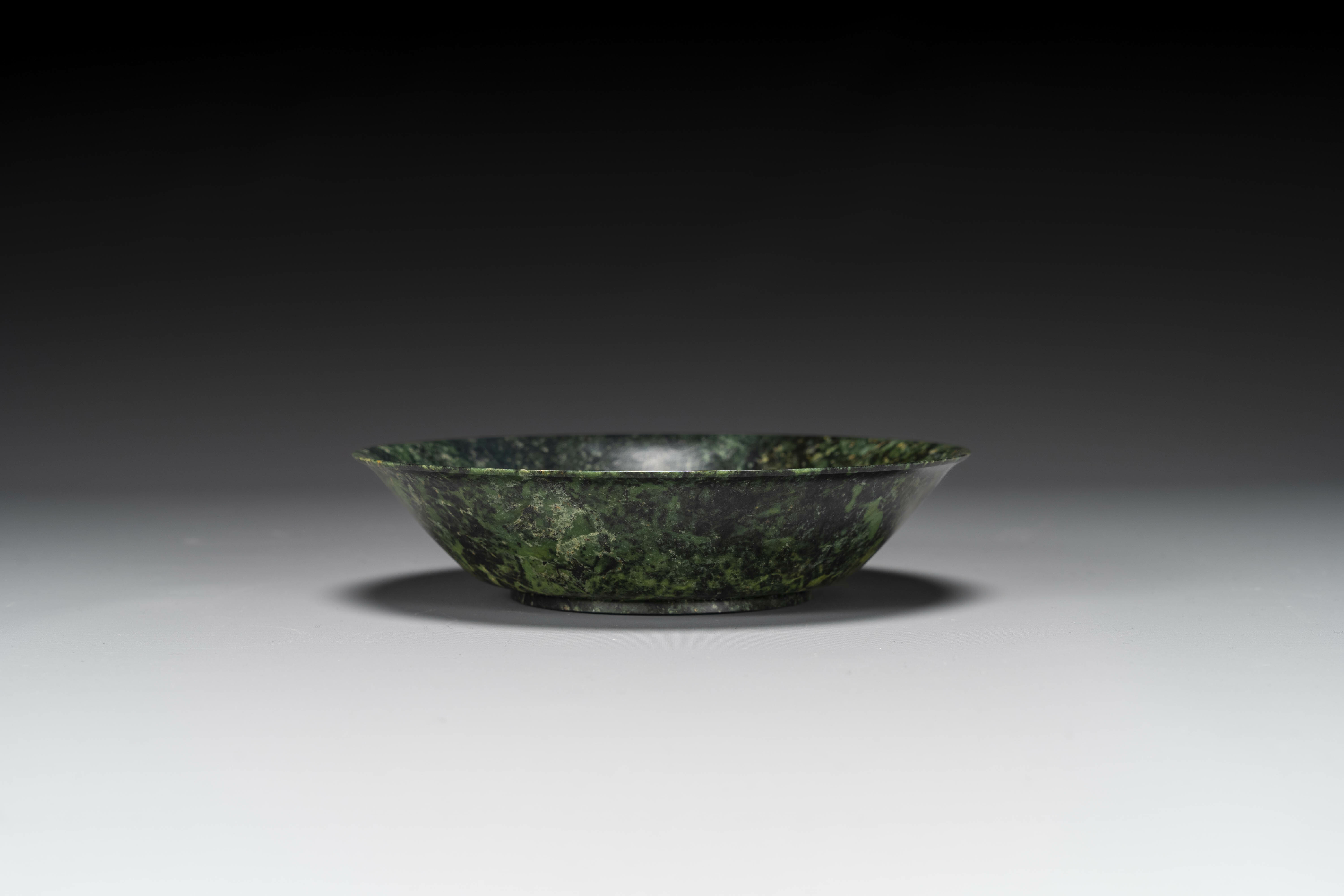 A Chinese dark green jade bowl, 18th C. - Image 6 of 7