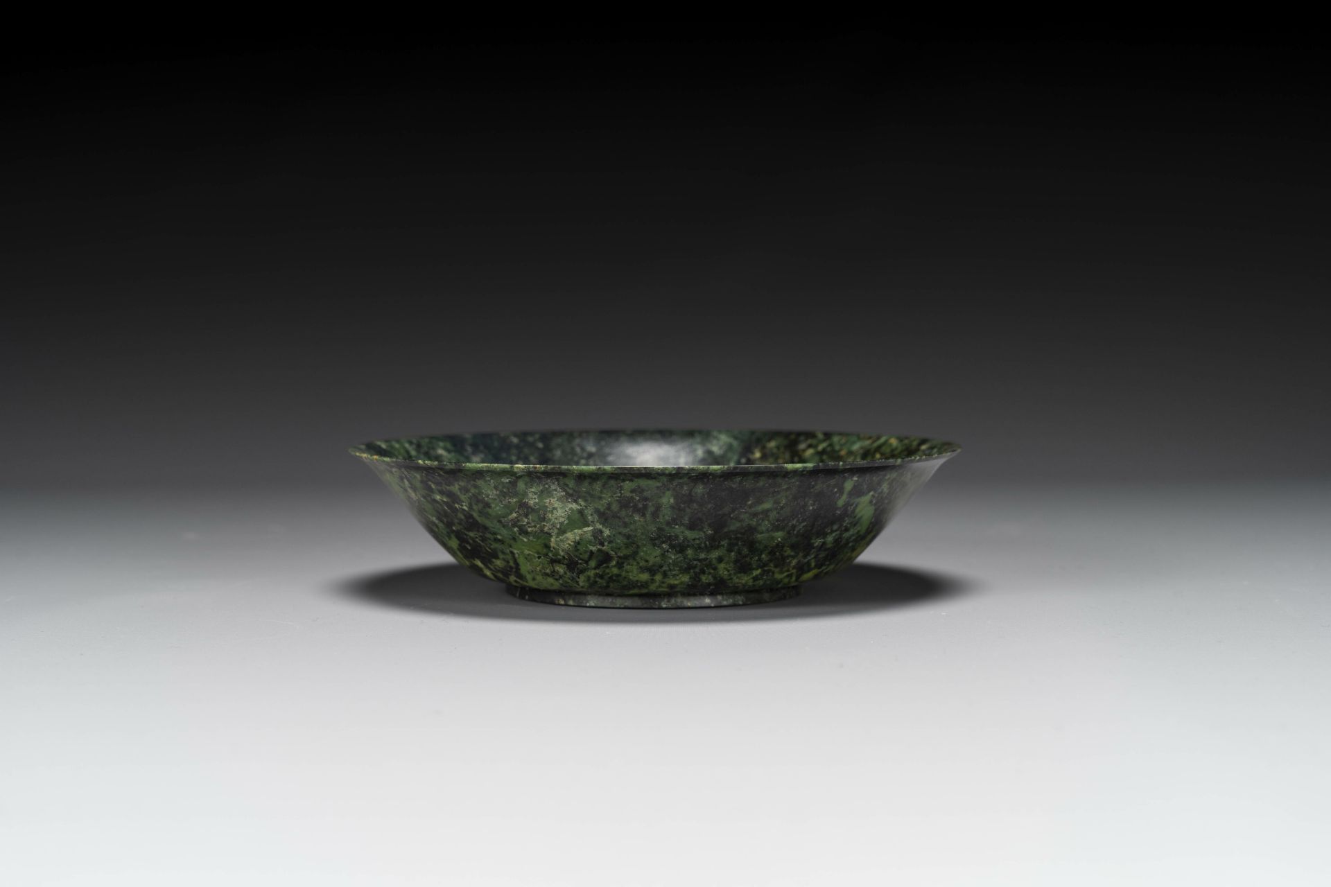 A Chinese dark green jade bowl, 18th C. - Bild 6 aus 7