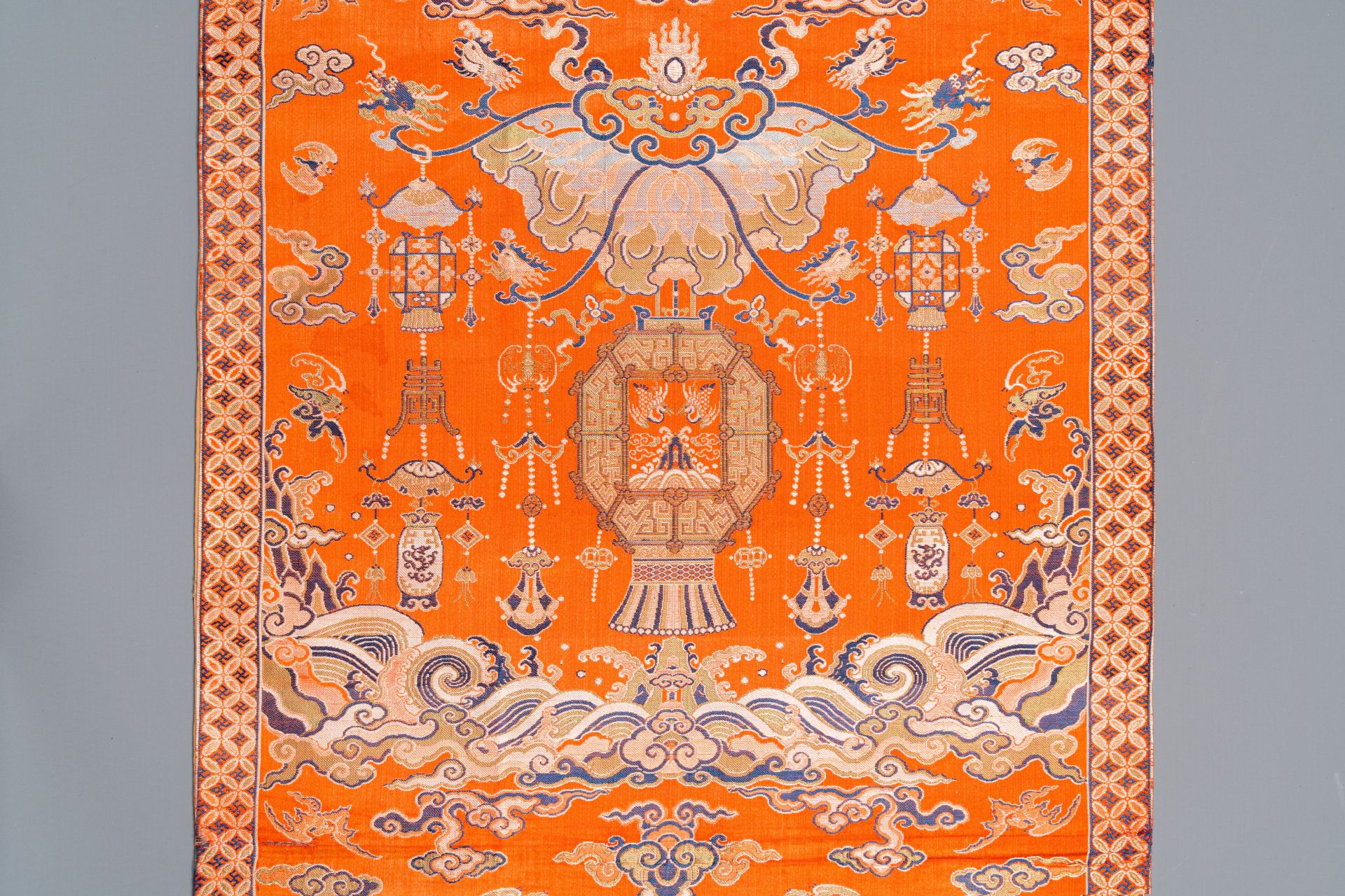 A Chinese embroidered silk 'kesi' cloth with Buddhist lions and phoenixes, 19th C. - Image 4 of 6