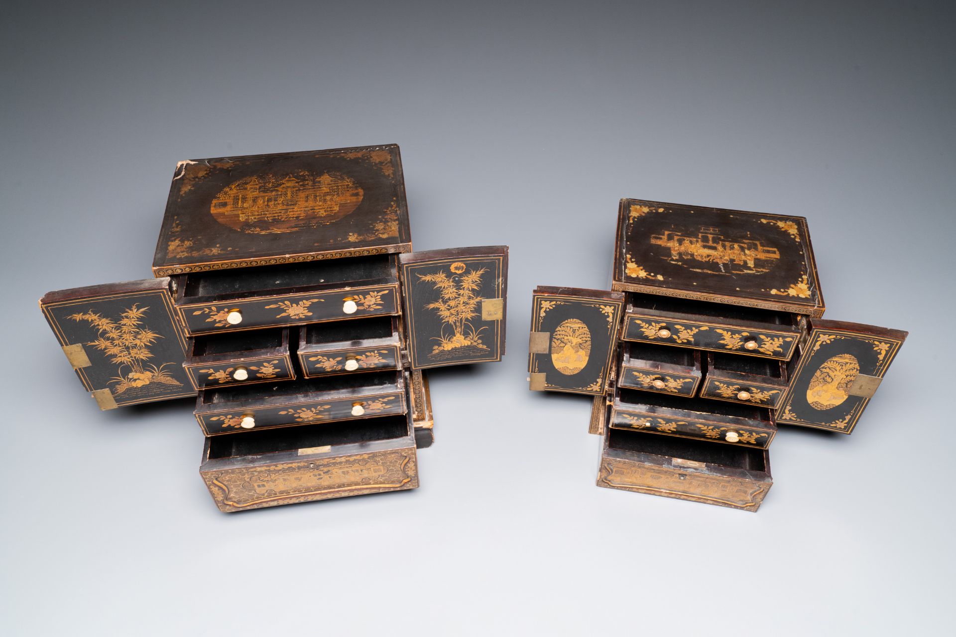 Two Chinese Canton gilt black lacquer miniature cabinets and a box, 19th C. - Bild 9 aus 10