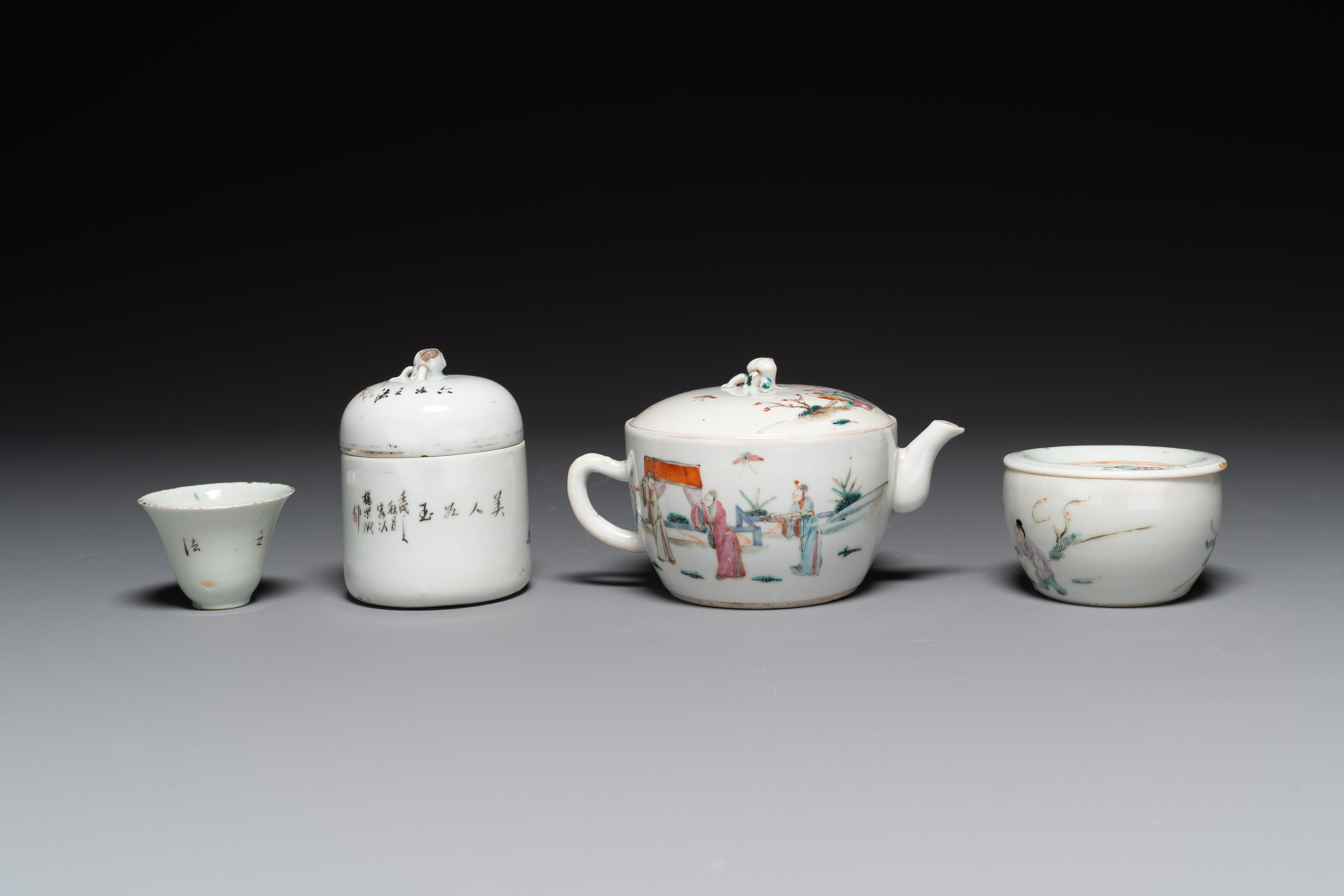 A varied collection of Chinese famille rose and qianjiang cai porcelain, 19/20th C. - Image 8 of 10