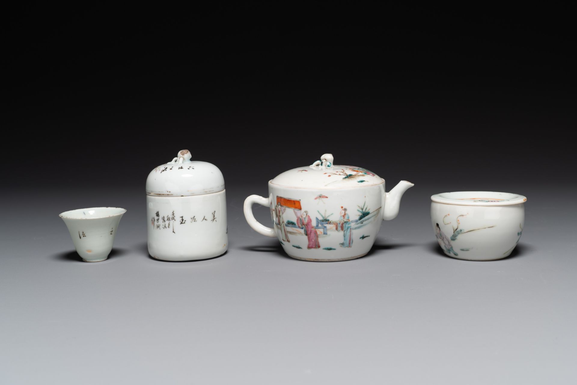 A varied collection of Chinese famille rose and qianjiang cai porcelain, 19/20th C. - Bild 8 aus 10