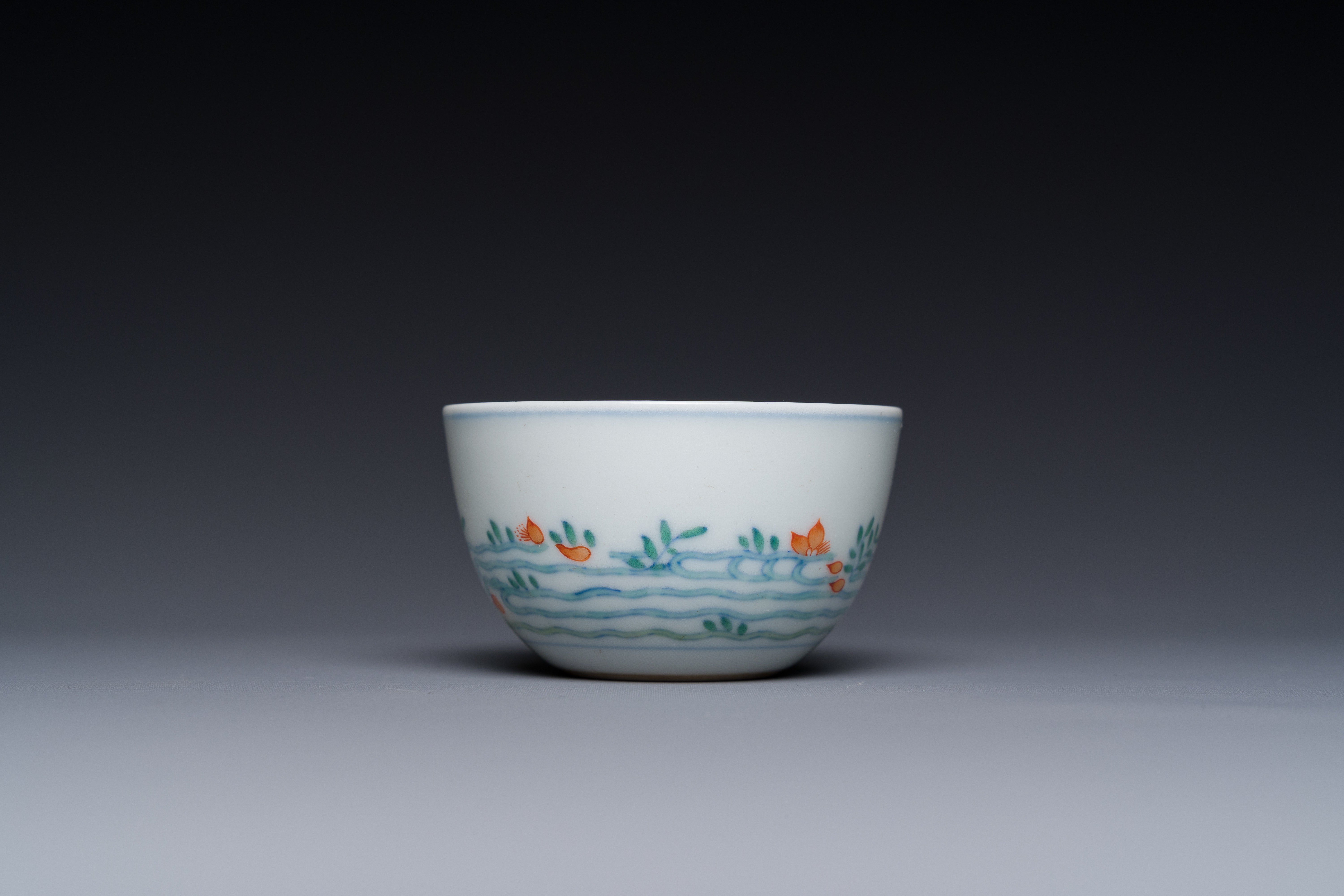 A Chinese doucai 'goldfish' cup, Cai Hua Tang Zhi å½©è¯å ‚è£½ mark, 18th C. - Image 2 of 7