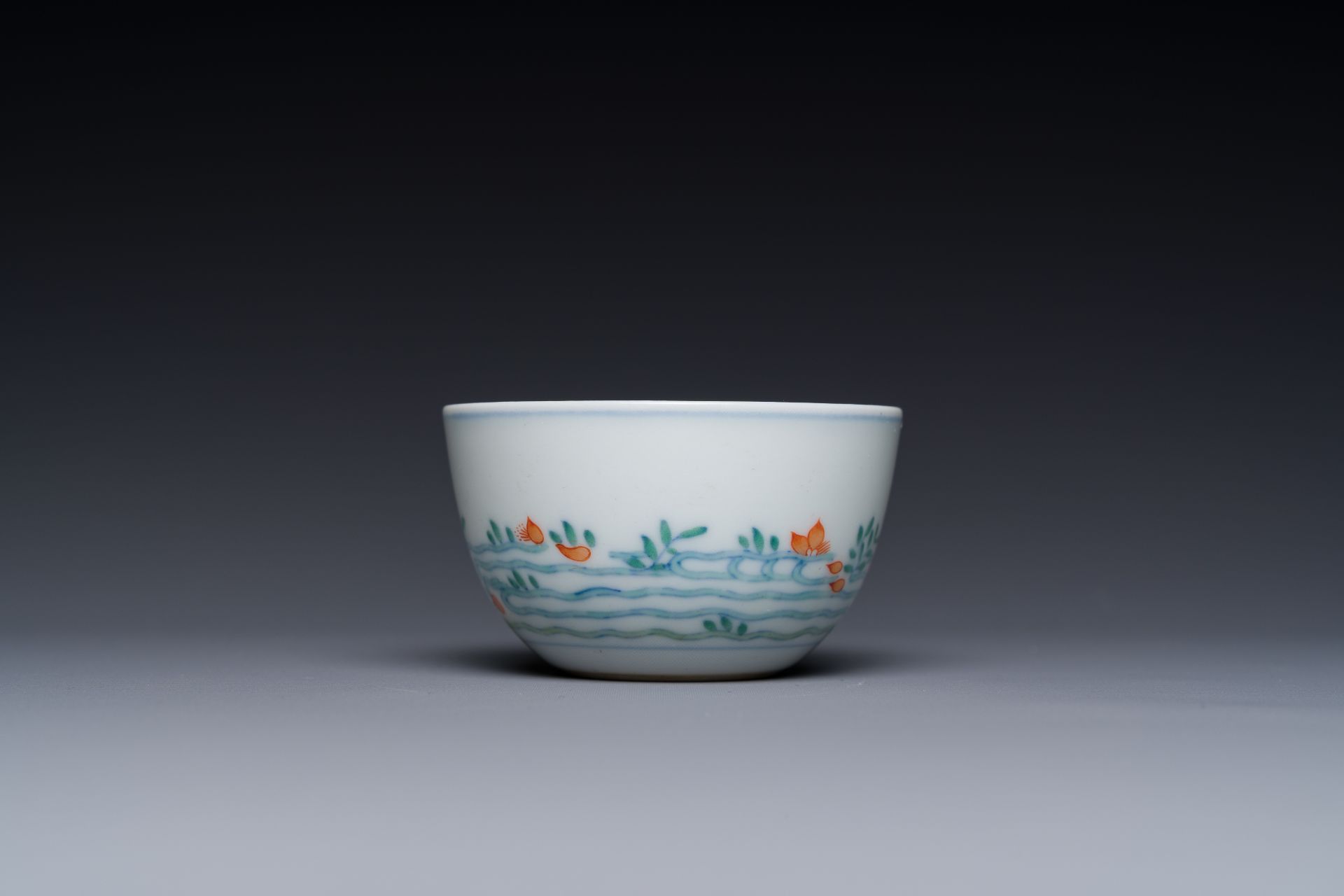 A Chinese doucai 'goldfish' cup, Cai Hua Tang Zhi å½©è¯å ‚è£½ mark, 18th C. - Bild 2 aus 7