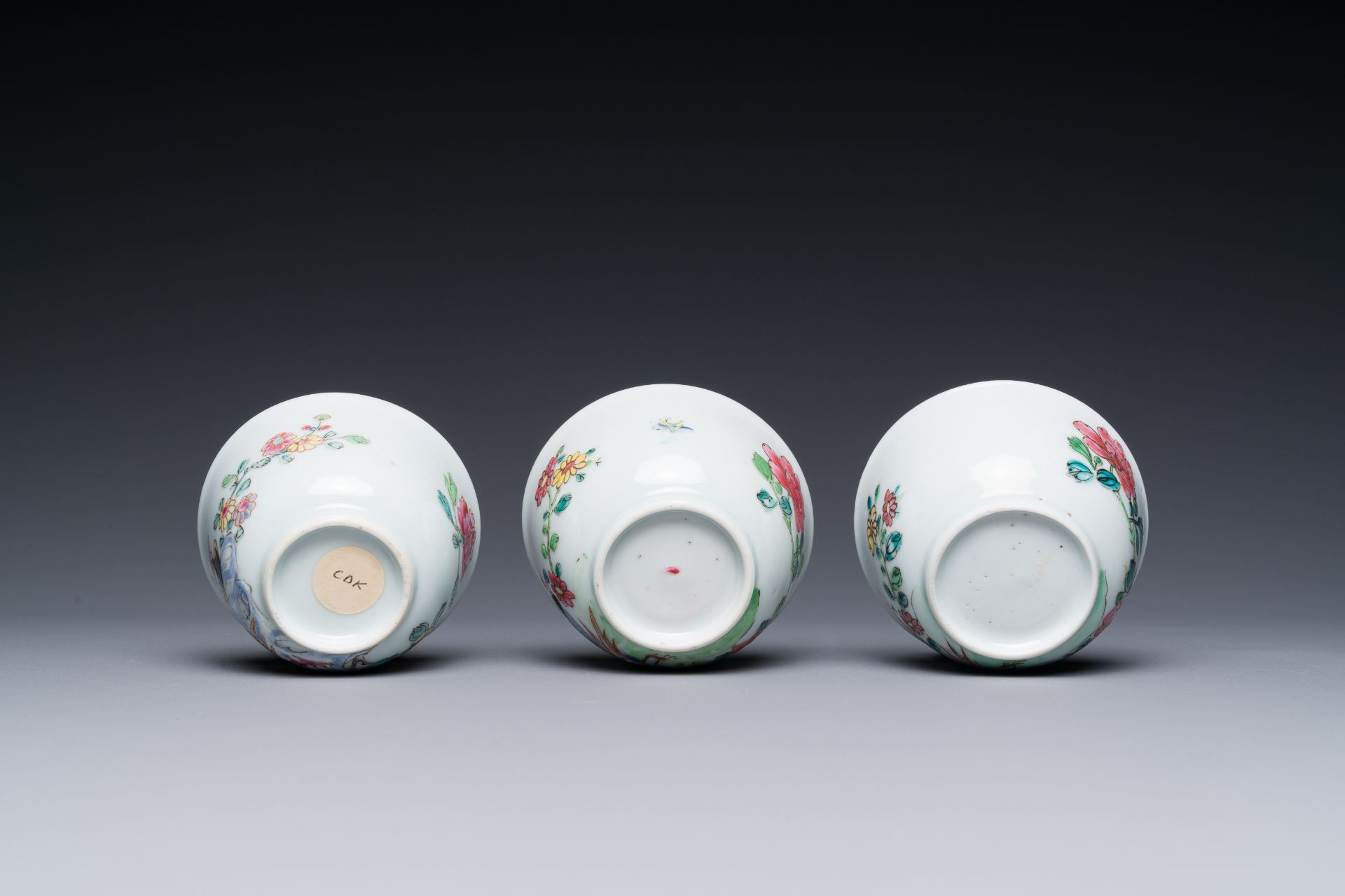 Three Chinese famille rose 'pheasant' cups and saucers, Yongzheng - Bild 3 aus 5