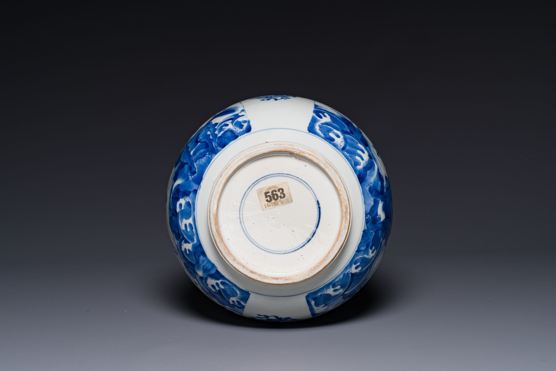 A Chinese blue and white 'mythic animals' bowl, Kangxi - Bild 6 aus 6