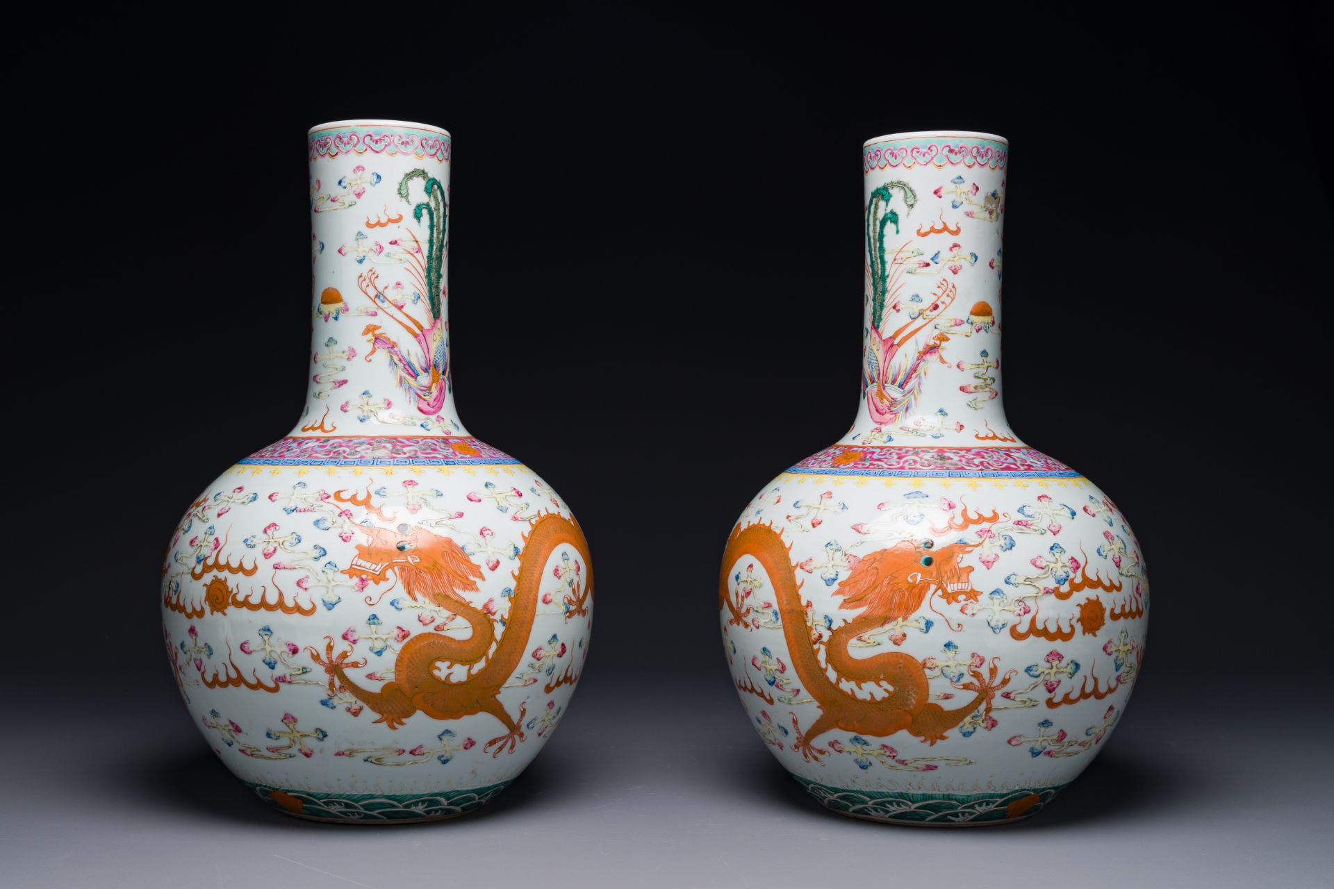 A pair of Chinese famille rose 'dragon' bottle vases, Tongzhi/Guangxu - Bild 4 aus 6