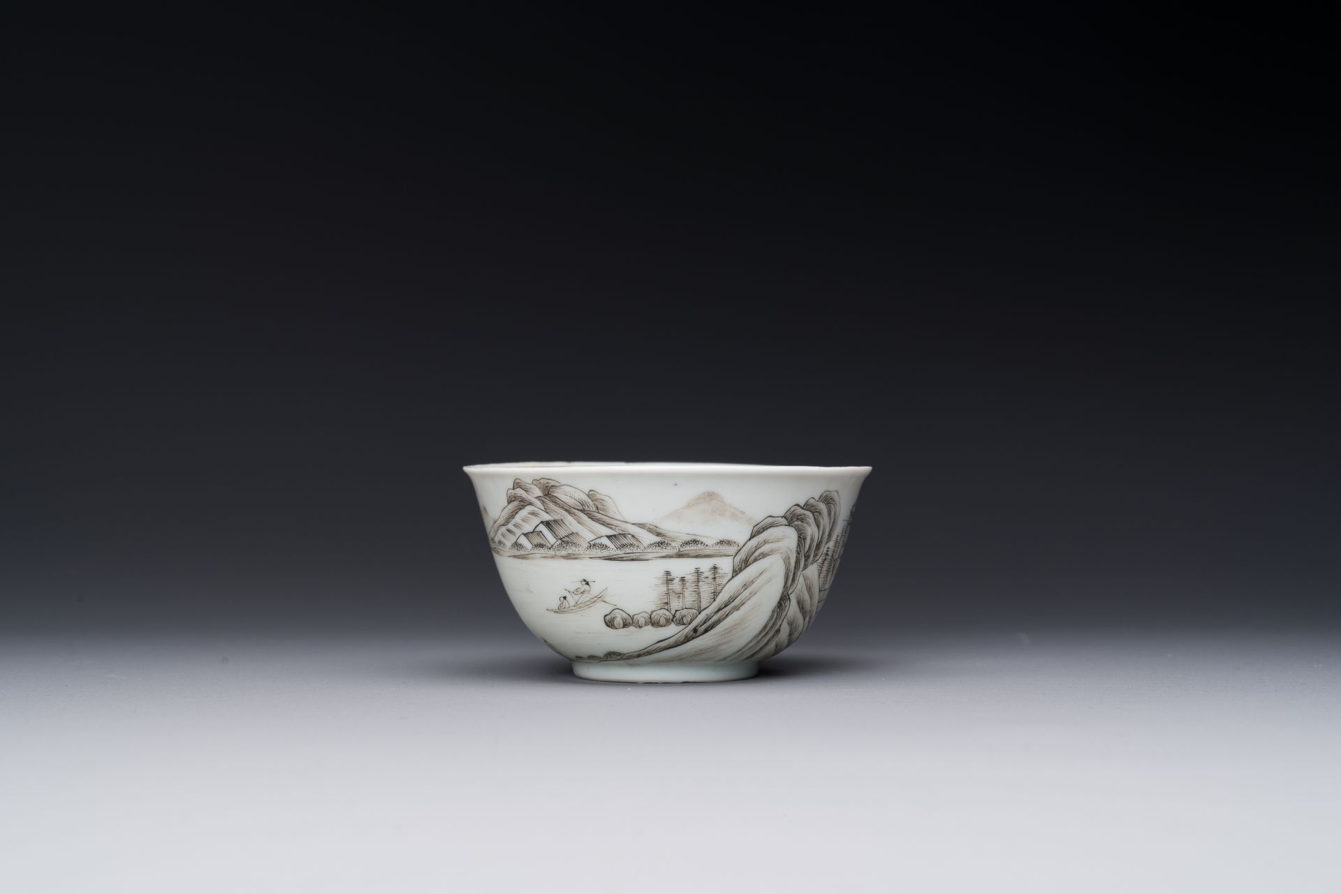 A fine Chinese grisaille and gilt cup with mountainous landscape design, Yongzheng - Bild 2 aus 7