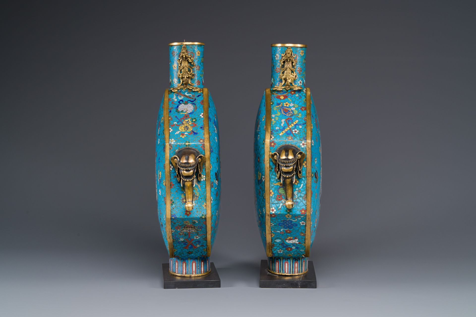 A pair of large Chinese octagonal cloisonne moonflasks, 'bianhu', Qianlong/Jiaqing - Bild 5 aus 7