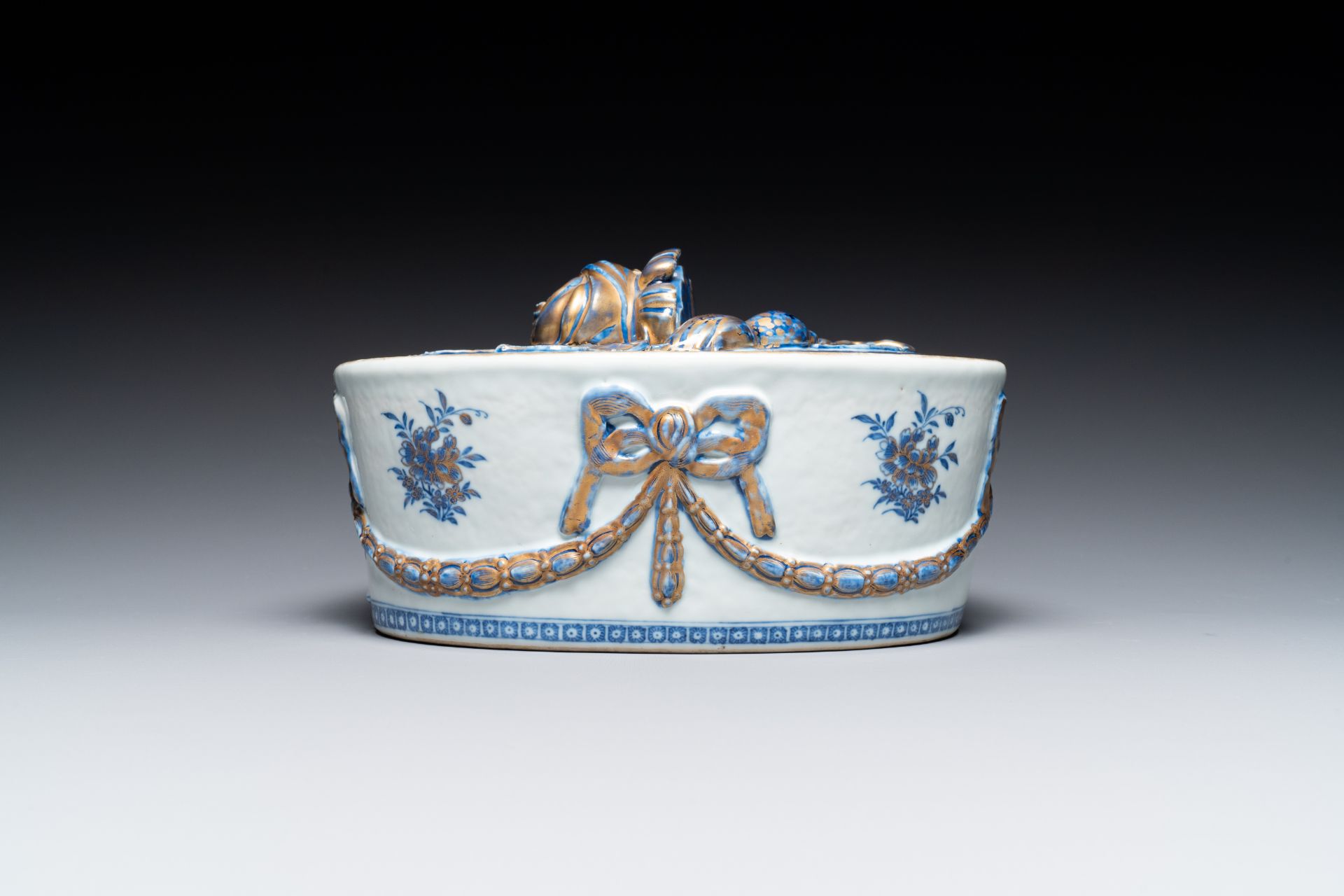 A Chinese blue and white gilt-decorated tureen and cover on stand for the Swedish market, Jiaqing - Image 5 of 10