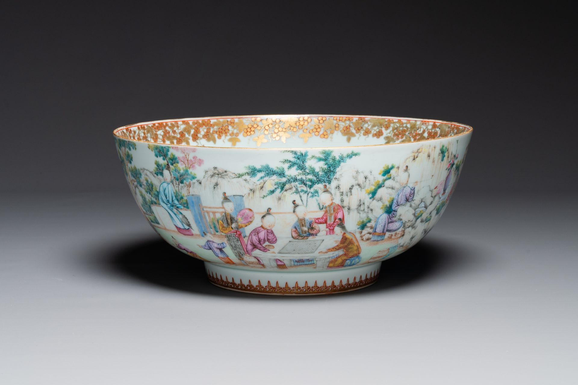 A fine large Chinese Canton famille rose bowl with boys and ladies in an elaborate garden scene, Qia - Bild 3 aus 7