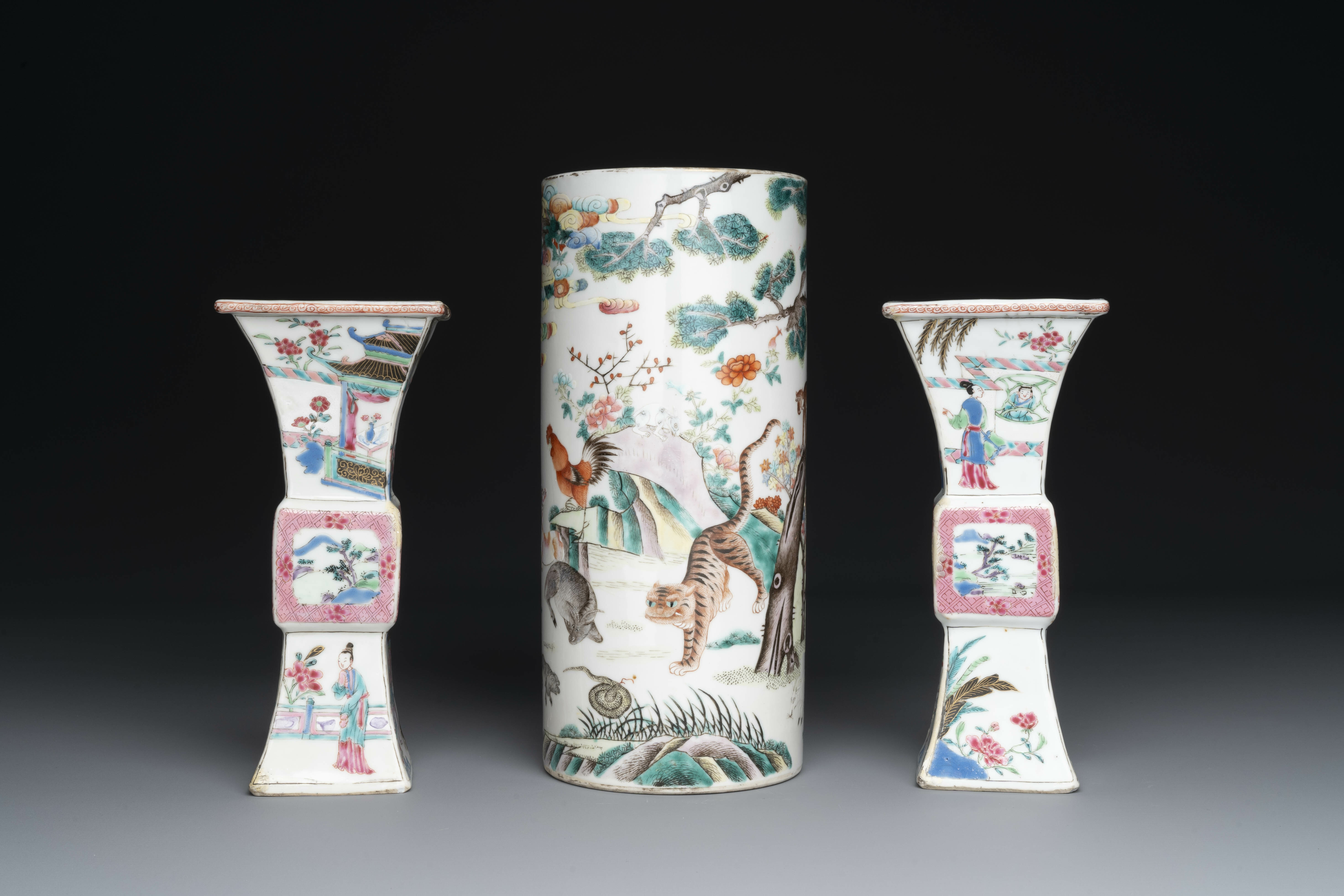 A varied collection of Chinese famille rose and verte porcelain, 18/19th C. - Image 16 of 19