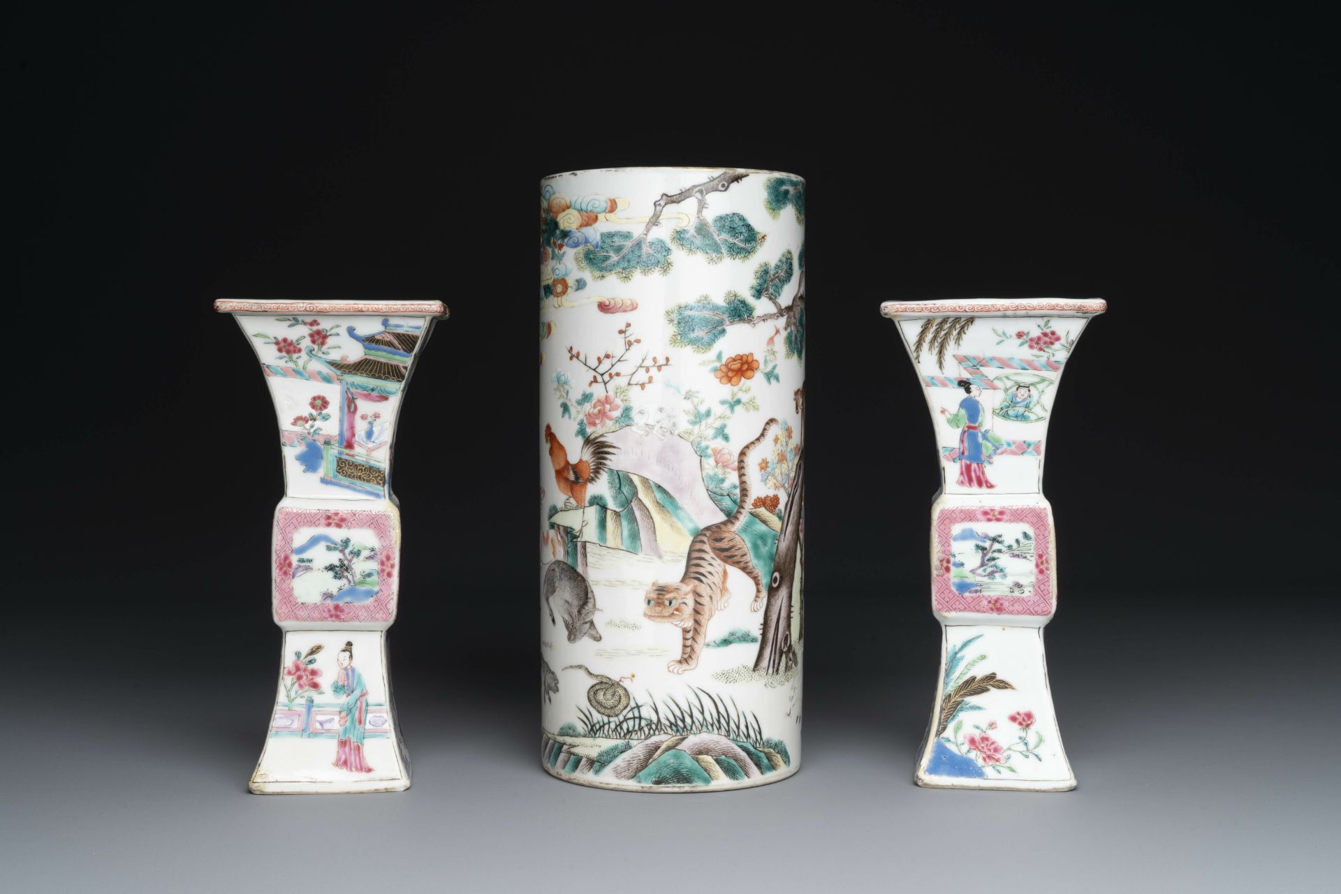 A varied collection of Chinese famille rose and verte porcelain, 18/19th C. - Image 16 of 19