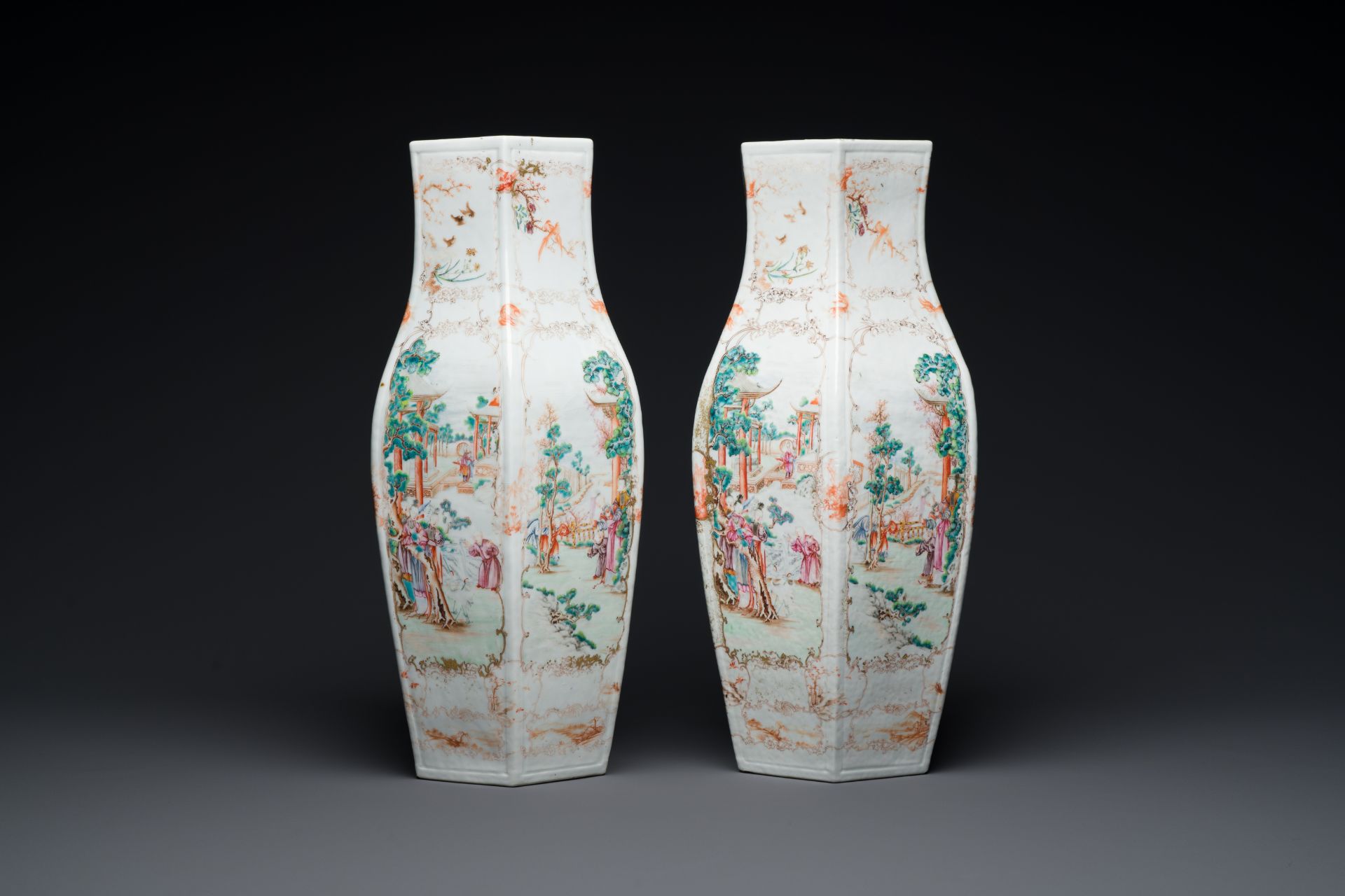 A pair of Chinese hexagonal Canton famille rose 'mandarin subject' vases, Qianlong - Bild 2 aus 6