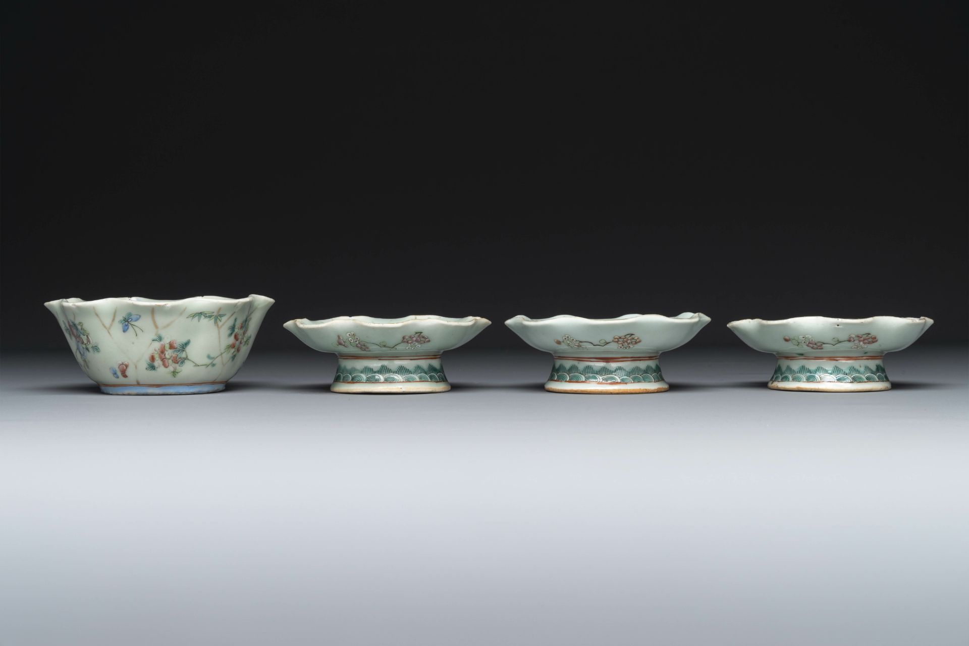 A varied collection of eight pieces of Chinese famille rose porcelain, 18/19th C. - Image 16 of 21