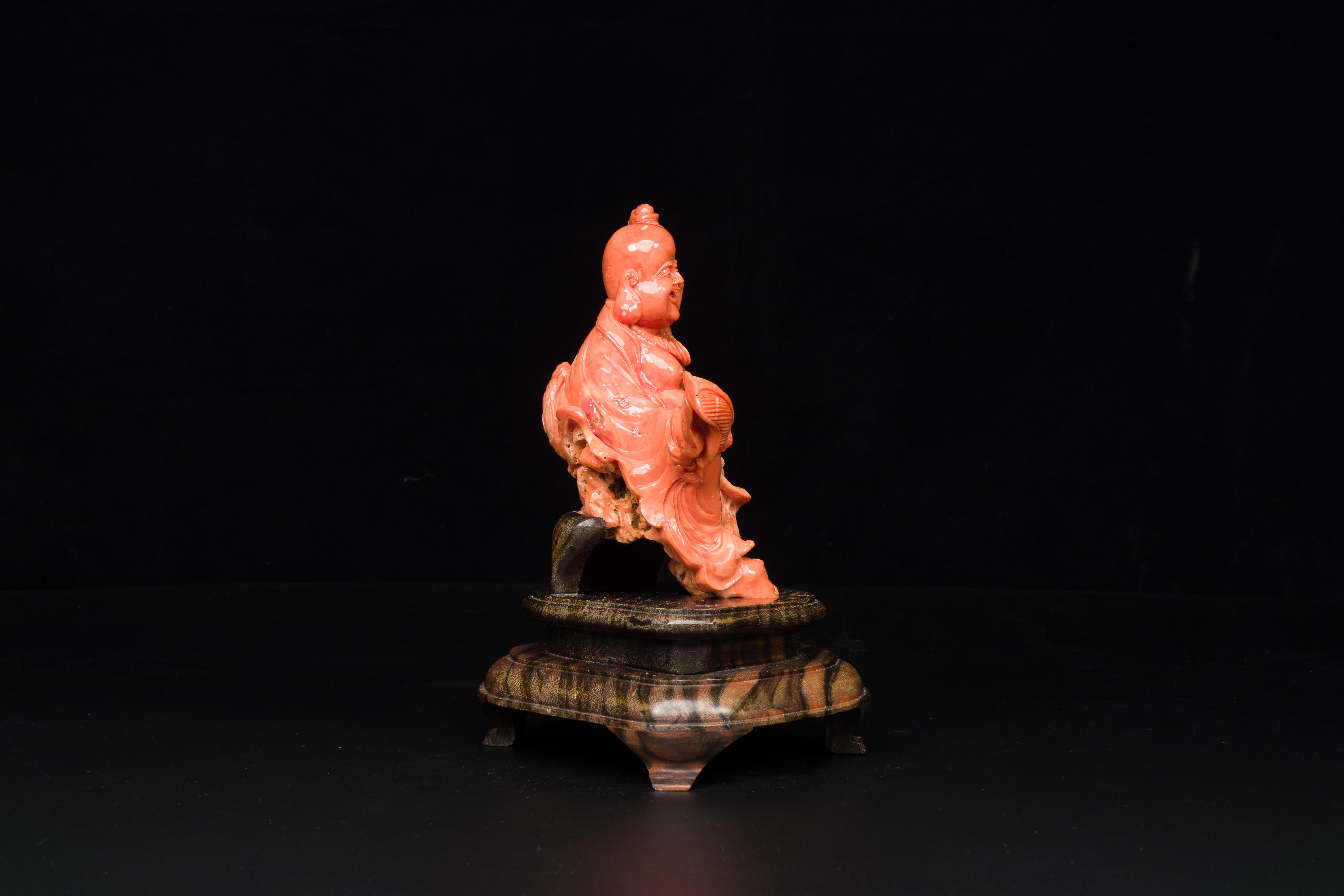 A Chinese red coral figure of a laughing Buddha on wooden stand, 19/20th C. - Image 4 of 6